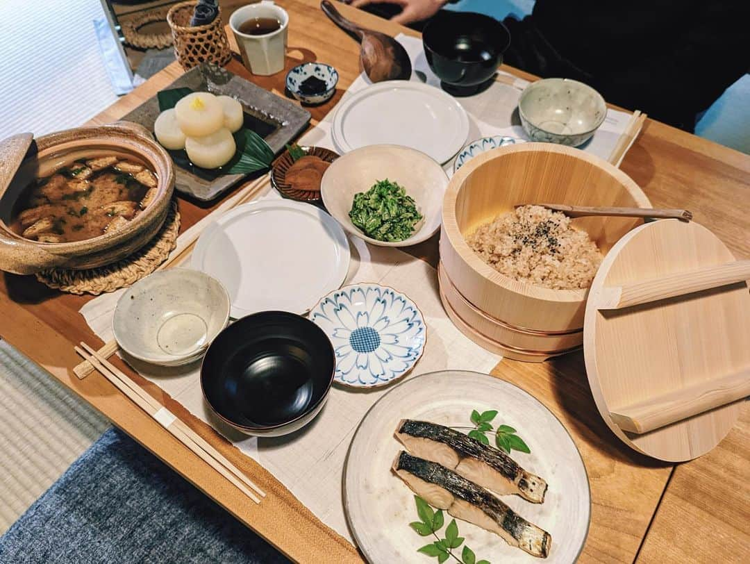 寺井幸也さんのインスタグラム写真 - (寺井幸也Instagram)「@kidera_no_ie  の朝食。 炊き立て玄米 熱々の味噌汁 ふっくらした鰆 菜花の胡麻和え 炊いた大根。 美しい内庭をみながら 今日はどこに行こうか？ なんて話しながら ゆっくりした時間を過ごす。 　　　　 #奈良の日常を旅する」2月21日 10時31分 - yukiya.terai