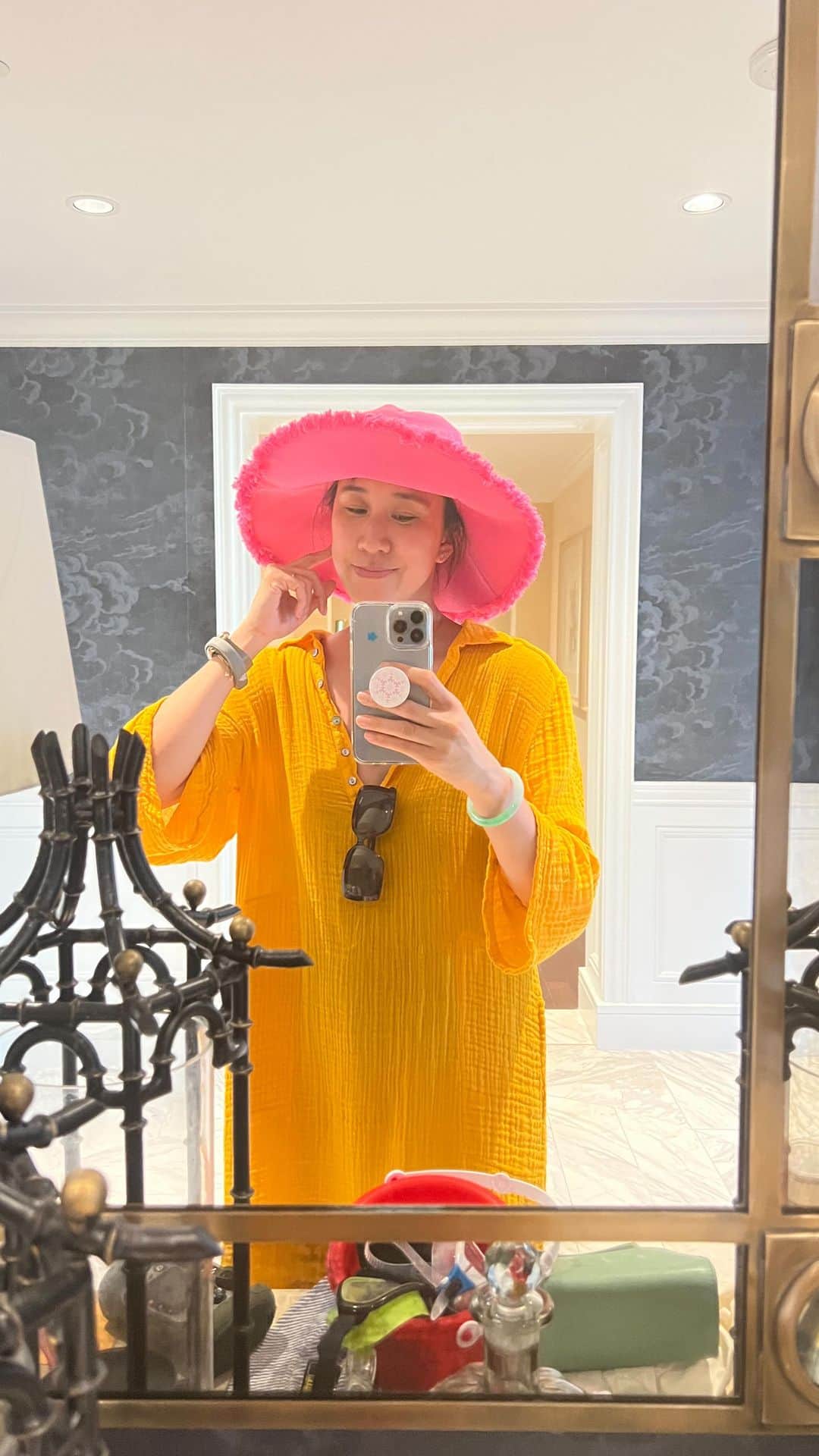 エヴァ・チェンのインスタグラム：「👋🏼 from the biggest hotel room I’ve ever stayed at: @rosewoodbahamar 😪 ruined for all future hotel rooms 😅」