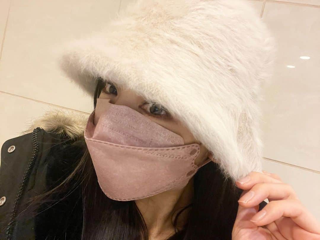 のインスタグラム：「👑 もふもふの帽子は ベージュも持っているの  そろそろ冬も終わるので（てか早く暖かくなってほしい） 今のうちにたくさん かぶる✌︎🤎  #moemikatayama」