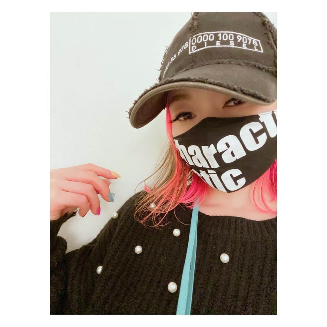 荒牧陽子のインスタグラム：「2022.2. pink ┈︎┈︎┈︎┈︎┈︎┈︎┈︎┈︎┈︎┈︎┈︎┈︎ 🌸インナーピンク してもらってきたよ！ ⁡ 卓司さん、ありがとうございます✨ @takujidd ⁡ 「どーやってピンク入れてますか？」 ってメッセージもらうことが増えたんだけど ⁡ 私にはわかりません！ごめんね💦 ⁡ 是非、 直接お店でリクエストしてくださいませ💕 綺麗に入れてもらえるよ🥰 ⁡ ピンク入れるたびに 顔が明るく見えて、元気が出る！ ⁡ 本当は、全頭ピンクにしたい😂 ┈︎┈︎┈︎┈︎┈︎┈︎┈︎┈︎┈︎┈︎┈︎┈ #荒牧陽子 #hair #pink #インナーカラー #インナーカラーピンク」