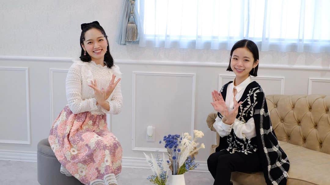 のインスタグラム：「ご無沙汰してしまいました🙇‍♀️ 趣里です。 ⁡ 松浦景子さんのYouTube、 けっけちゃんねるに出させていただきました❗️✨ 大好きな景子ちゃんと念願のお話、 そしてあるあるができて 本当に幸せな時間でした✨ お時間ある時に覗いてみてくださいっ🩰 ↓ https://youtu.be/JE5hKyGaX7A https://youtu.be/1Z5nanVUrM0 ⁡ 景子ちゃん本当にありがとうございます❤️ またコラボしましょうーっ！ ⁡ DCUもまだまだ撮影中ですが、 頑張ります！ 皆さまも、お身体気をつけてお過ごしください☺️！  #けっけちゃんねる #趣里」
