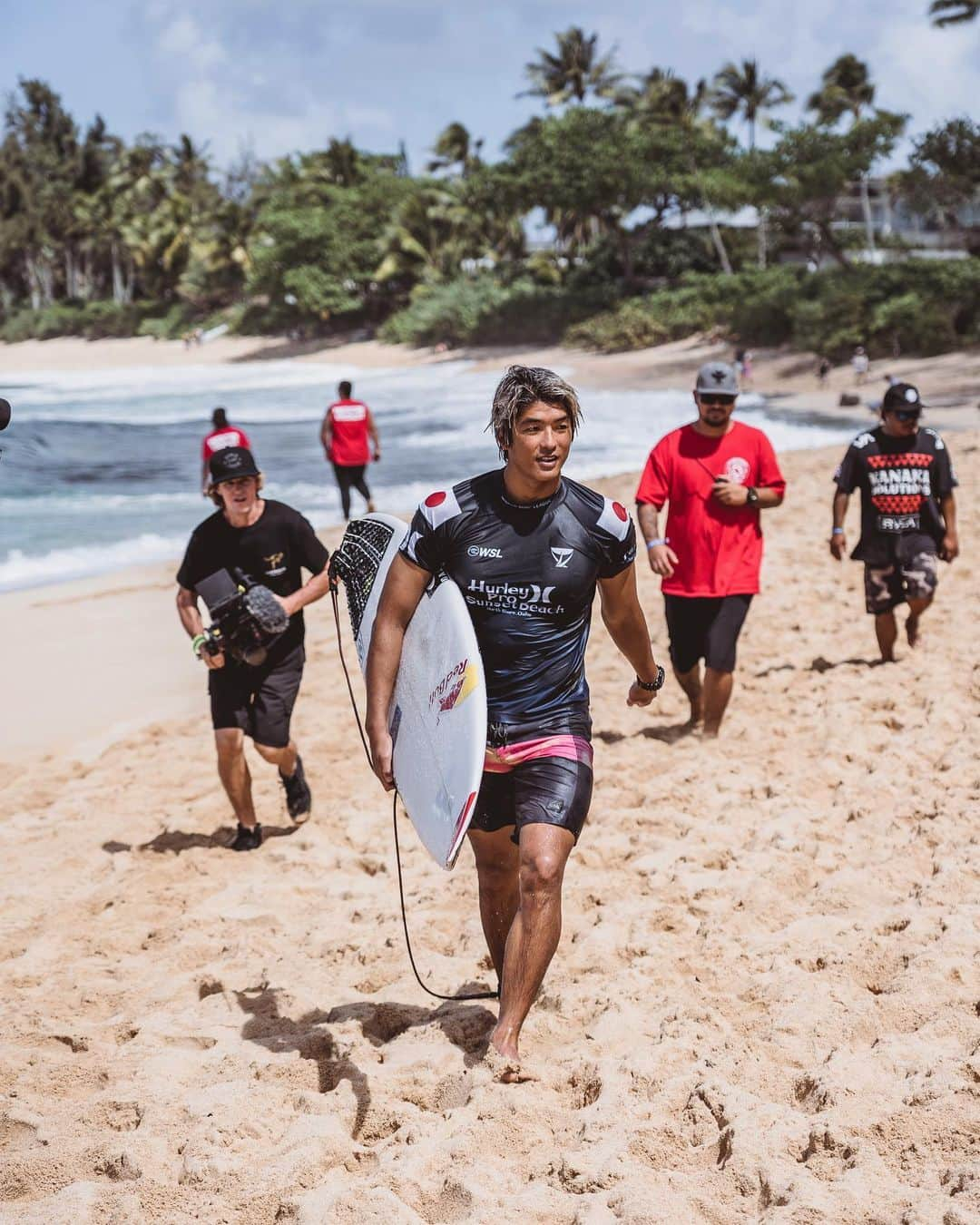 五十嵐カノアさんのインスタグラム写真 - (五十嵐カノアInstagram)「One more winter in Hawaii! 3rd in the CS at Haleiwa, 5th at Pipe and a 2nd to wrap it up at Sunset. I knew how important it was to start the year off strong here in Hawaii, the 2 hardest events on the calendar in my opinion. I’ve dedicated a lot of time to improve on my weaknesses and specifically spent the last few years focusing on bettering myself here. Theres always room for improvement but for now I’m going to put my energy towards the next event and the rest of the season. Thank you all for the kind words and messages, they mean the world to me 🥷👌🏽」2月21日 12時14分 - kanoaigarashi