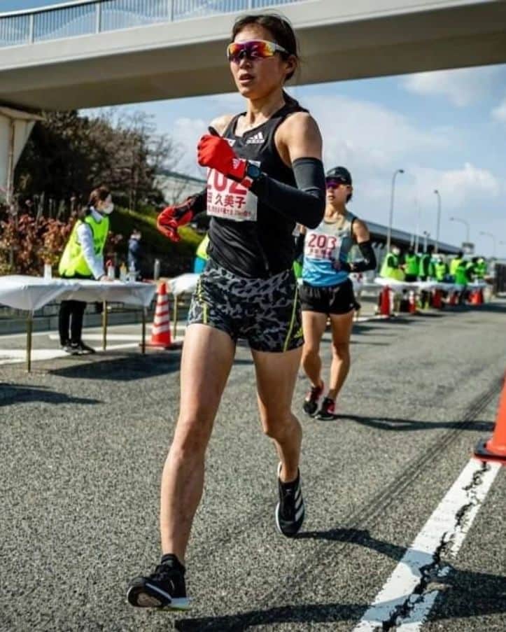 岡田久美子さんのインスタグラム写真 - (岡田久美子Instagram)「どんな結果であれ、レース1本歩ききるために多くの方にサポートして頂いていることを忘れずに、また前進していけたらと思います！ 大きく環境が変わりましたが、怪我しないように体調を崩さないようにサポートしてくれたトレーナーさん、所属がなくても変わらず頑張って欲しいと支援してくれたスポンサーの方々、精神的なサポートをしてくれた旦那にも感謝したいです🙇 来月以降もレースに出る予定ですので、応援よろしくお願い致します！  またお疲れのところレースの写真を送ってくださったカメラマン、ライターの方々もありがとうございました。 @ekiden_news @exp.kodama @ptspr_sakaguchi #日本選手権競歩　 #adidasjapan  #タニタ」2月21日 12時07分 - okaoka1017