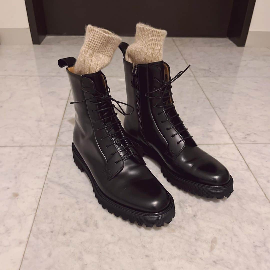 辻直子さんのインスタグラム写真 - (辻直子Instagram)「#boots#laceupboots#churchs #今シーズンはショートブーツ#ショートブーツをどれだけ買っただろ#サイドゴアとレースアップブーツの普遍的なところを愛してます♡  10代のころ初めて自分で買ったショートブーツを今でも覚えています  20代のころ初めてロンドンのNew bond Stで買ったchurch'sのシューズも今でも大切にしています  長く好きになるものは、スタートも鮮明で今でも鮮明です💋  強ちファーストインプレッションは確かなものです👌🏻」2月21日 12時08分 - naoko.ts