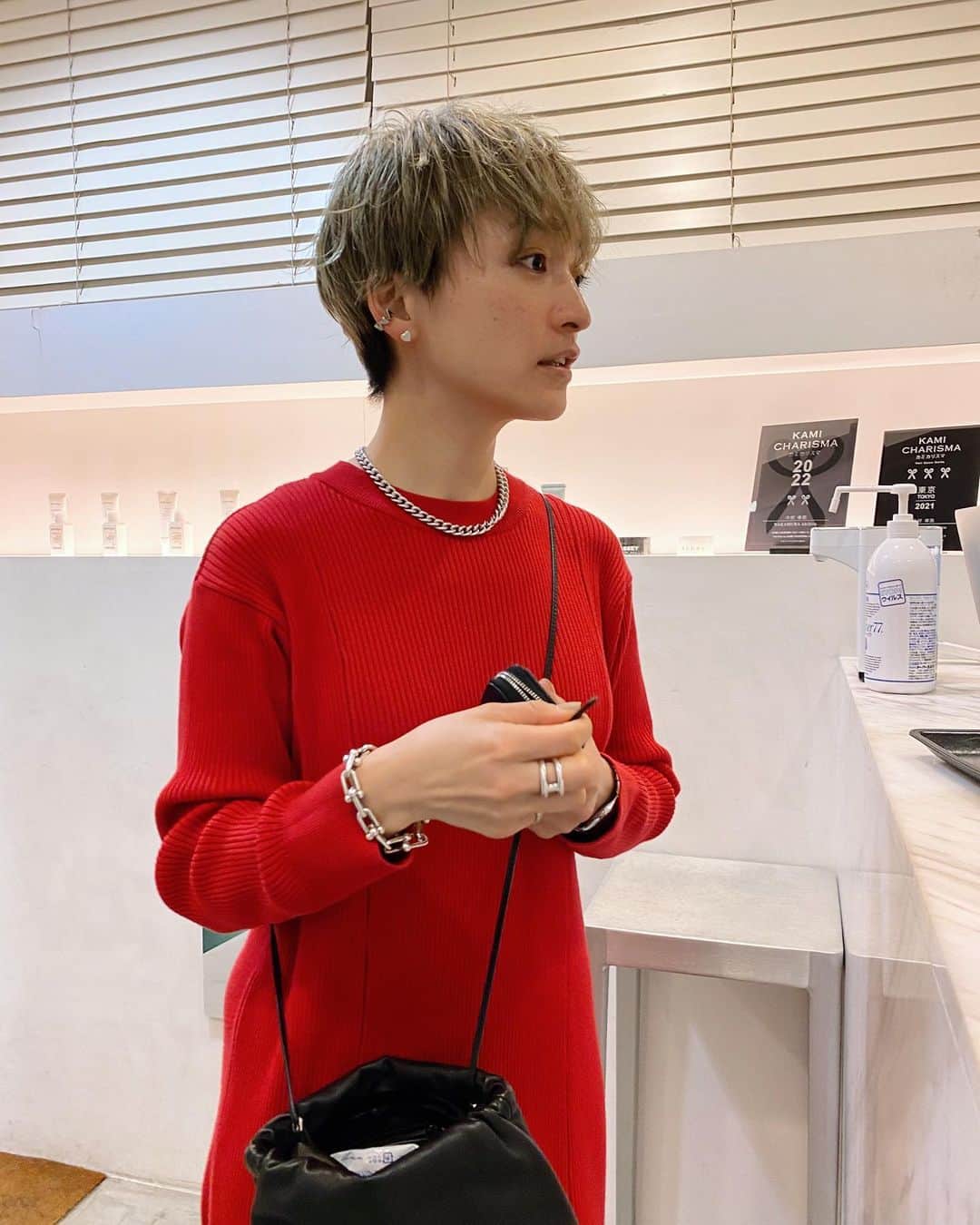 高山都さんのインスタグラム写真 - (高山都Instagram)「会う人会う人に、なんかちょっと珍しいねと言われた昨日の色使い。 モノトーンが多いもんなー普段は。 豪徳寺でカレー食べて、お散歩して、髪切りにいったおやすみの日。 one-piece @oblekt_jp ×  miyako takayama denim jacket used coat @aton_tokyo  eye wear @ayame_id  bag @therow  sneaker @nike  head accessory @alexandredeparis_japan  #都ふく カットは @abbey_nakamura カラーは @abbeyrisakubo  お任せでやってもらってます。」2月21日 12時15分 - miyare38
