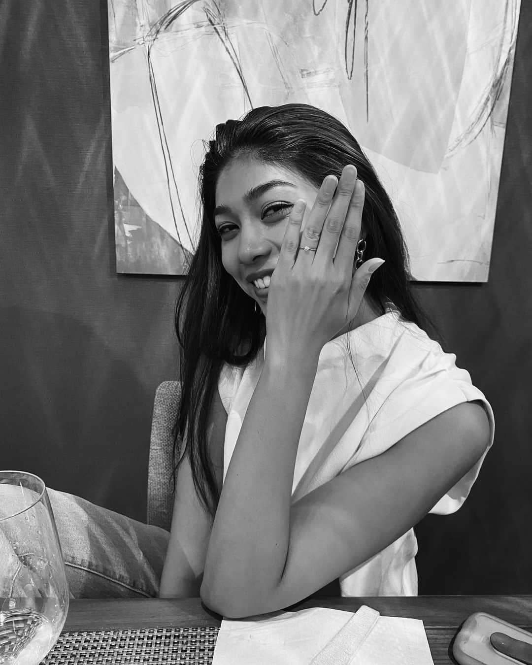 吉川プリアンカのインスタグラム：「Spoiler alert 🚨  From today I’m officially allowed to share my thoughts so here it is.   Love is Blind Japanを見てくださった皆さまありがとうございます♡ 話すときりがないけど、LIBを通じて出会ったみんなとのご縁や、一生することのないような貴重な経験を共にできたミズキさんには感謝しています。  そして、本編では私たちの会話の一部が放映されています。そのため、点と点が全て線にならないと感じた方もいると思います。 私やミズキさんの質問や行動になんで？と疑問に思われる方からDMを頂きます。 お答えしたい気持ちは山々ですが、彼のプライバシーに関わることでもあるのでここでは控えさせください。  いろんなことを含めて、本当に素敵な体験だったと思っています☺️この番組に関わったみなさま全員の成功と幸せを願っております。  番組配信は明日でラストですので、ぜひ最後までお楽しみいただければ嬉しいです💍  What a journey it was! I thank everyone who supported me through this and can't express enough thanks for the endless love I’m receiving after the show has released. Thank you to production team and @netflixjp for bringing this crazy incredible show to Japan and having me a part of it. I will cherish all of the moments I had with everyone that was involved with the show. Lastly I only wish Mizuki the best in life and I hope he finds what he’s looking for ;)  P.S. Yes, I’m single and I’m happy.   Love, Priya」
