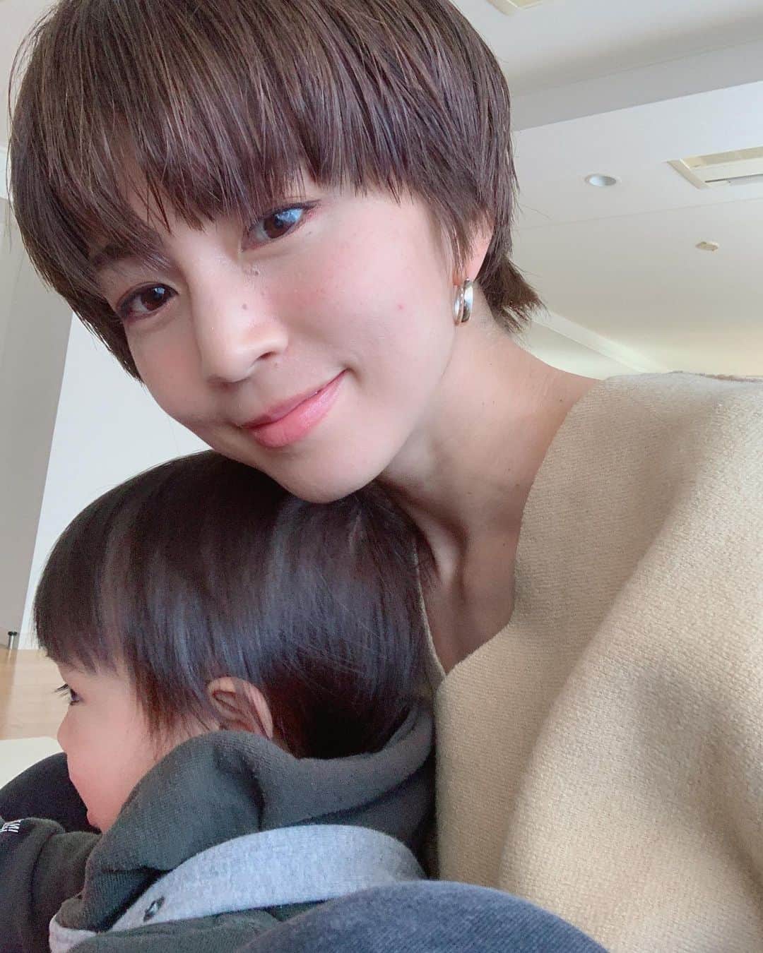 安田美沙子さんのインスタグラム写真 - (安田美沙子Instagram)「先日2ヶ月ぶりに美容院へいくことができました！  前髪が伸びてたから、もう完全に色もカットもおまかせして。。。  春らしい、少し明るめのカラー✨ 少しだけ内巻きにしたら完成のすてきなカット。。。  @daisukeaoki_tiechel  さん、いつもありがとうございます✨✨  #newhair #hair #spring #cut #美容院　#thanks #shorthair #mama #boys」2月21日 13時18分 - yasuda_misako
