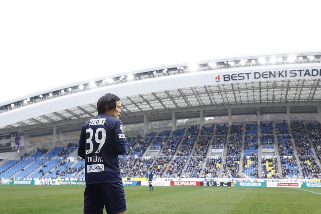 田中達也のインスタグラム：「久しぶりのベススタ。 ホームスタジアムとしてのベススタは最高でした。  このエンブレムを背負ってこのスタジアムで勝ちたいという思いがさらに強くなりました！ また良い準備して頑張ります！！  #アビスパ福岡 #ベスト電器スタジアム #博多の森  ちなみに自分が思っている以上にJUMPでの入場はテンション上がりました🙌  #mizunofootball」