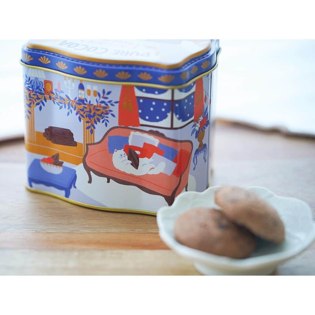石井美保さんのインスタグラム写真 - (石井美保Instagram)「今年のヴァンホーテンの限定ココア缶はネコでした😍缶マニアとしてはこれは買わずにはいられない、ということで我が家の定番メープルシュガーを使ったチョコチップクッキーを久しぶりに作りました。娘のおやつに。#缶マニア」2月21日 13時39分 - miho_ishii