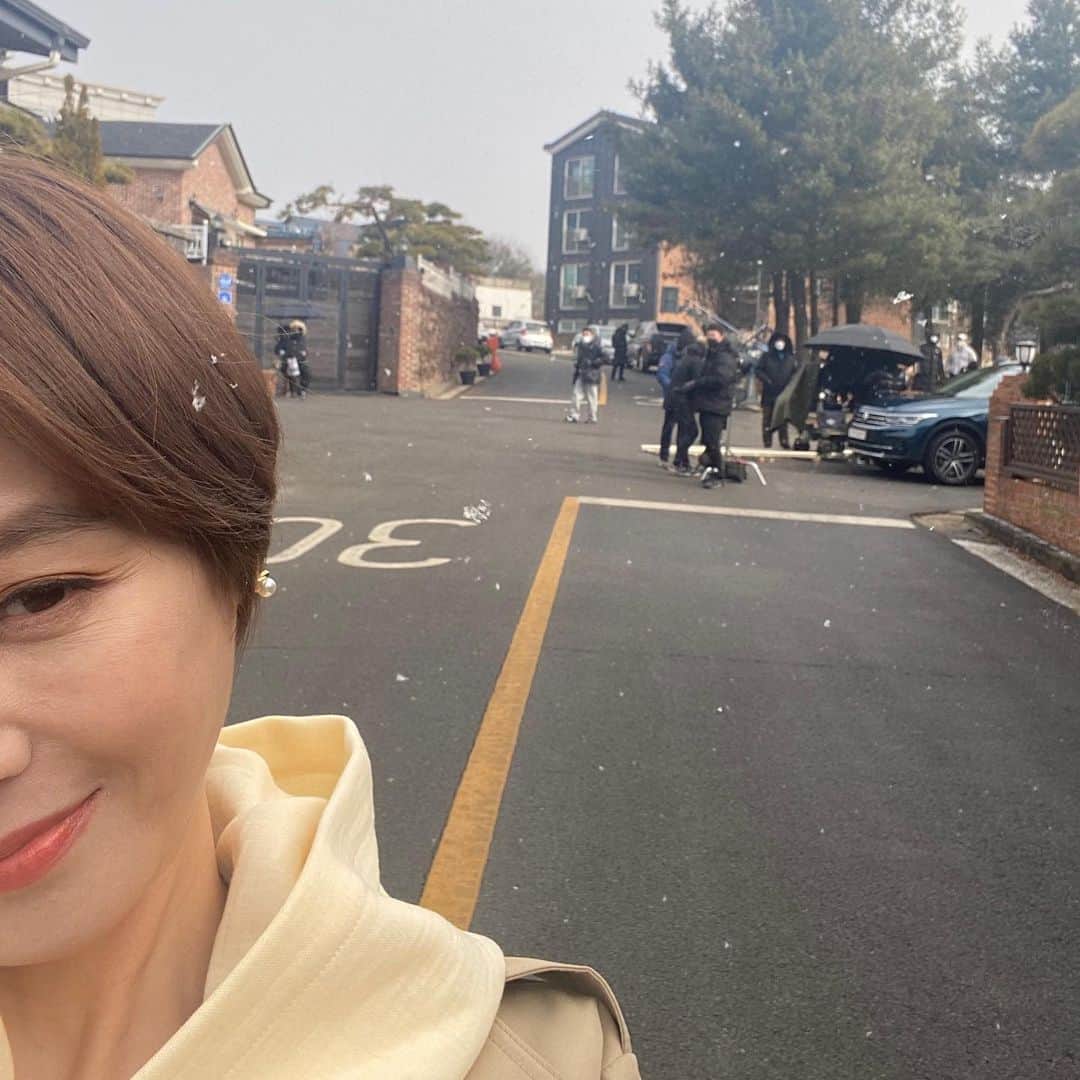 キム・ソンリョンのインスタグラム：「#눈의여왕 이란 별명이 생겼당☃️ 나만 촬영 할라하면 갑자기 눈 내린다 🤪」