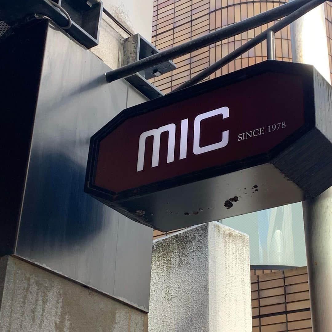 革財布のお店mic 自由が丘店さんのインスタグラム写真 - (革財布のお店mic 自由が丘店Instagram)「このたび、mic自由が丘店は2022年3月8日に閉店することとなりました。  突然のお知らせとなってしまい申し訳ございません。  2016年の3月にオープンし、ちょうど6年が経ちました。 最初はmicをご存知ない方も多かったのですが、ここ数年は毎日のようにリピーターのお客様に足を運んでいただけるお店になりました。  閉店を知ってお電話をくださった方、 今までありがとう、お疲れ様でした。と温かいお言葉をかけてくださった方、 また他の店舗で会いましょう！と仰ってくださった方、  本当に沢山のお客様に支えられてここまでやってこられたんだな、と改めて実感しております。  これまでmicを支えてくださったすべての皆様に、心から感謝いたします。 ありがとうございました。  他の店舗は引き続き営業いたします。 少し遠くなってしまいご不便をお掛けしてしまう方も多いとは思うのですが… ぜひ、お近くにお越しの際はふらっと立ち寄っていただけると嬉しいです。  @mic_ueno  @mic_okachimachi  @mic_kichijoji  @mic_koube  @mic_nagoya_sunroad  @hawkfeathers_wallet   ↑今後はこちらの店舗で、皆様のご来店をお待ちしております。  それでは、3月8日まであと少しにはなりましたが、最後まで元気に営業いたしますのでよろしくお願いいたします！！🔥  ~~~~~~~   #mic  #革小物とお財布のお店mic  #革財布  #財布  #お財布  #閉店のお知らせ  #自由が丘」2月21日 14時15分 - mic_jiyugaoka