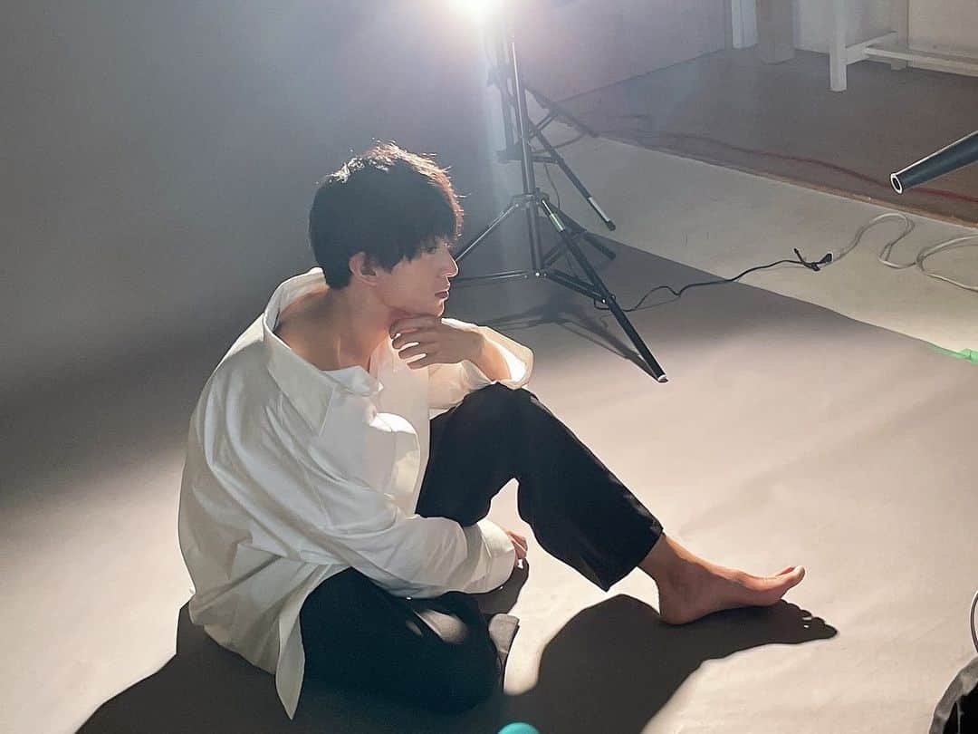 菊池修司のインスタグラム：「白シャツ男子off shot📸 写真展ご覧いただいた皆様、ありがとうございました！！！！ 引き続き、通販の方で販売してますので、ぜひ買い求めください✴️  https://shirosyatsud.theshop.jp/items/59132024」