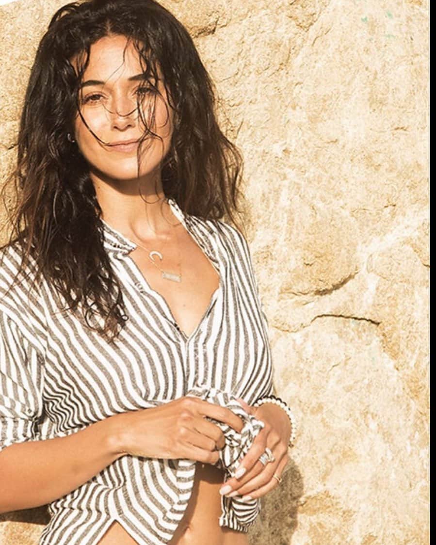 エマニュエル・シュリーキーのインスタグラム：「Just a good old flashback to a photo shoot in Malibu.. this pic gives me major summer vibes and I am here for it! Eagerly awaiting hot sun and the beach.. anyone else seriously ready for the summer???」