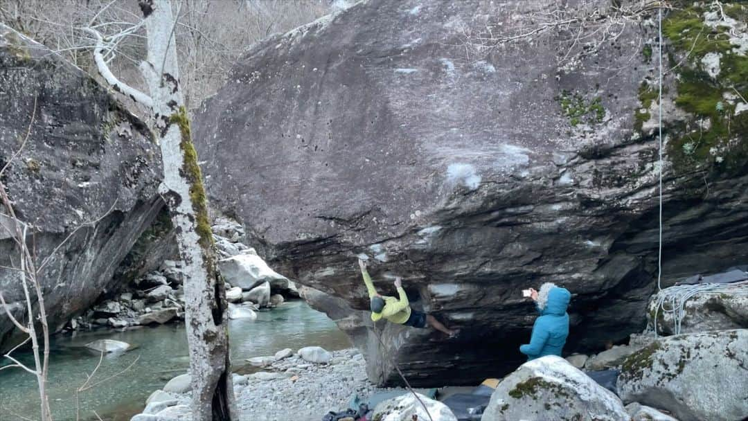 デイブ・グラハムのインスタグラム：「Squalo Bianco [8B+] ☑️ On the last day of January I was very pleased to make an ascent this brilliant @giuliano_cameroni line 💎🙌🏻 After a few sessions climbing on it when there was still a ton of snow and the ending was all wet, I thought I may sneak in a rather quick ascent of this massive rig since I felt pretty good on all the moves climbing up to the lip, but little did I know a small war was about to ensue 😅 When it finally dried off I checked the ending out and realized that the move going to the final sloper felt particularly hard. I started making tries from the start and quickly arrived to the two final crimps, but my hands were completely numb and couldn’t even move 🥶 It was usually around -3 C down at the boulder, and as there’s zero sun in deep winter the rock felt even colder, which I’m sure was not ideal for such a long boulder. Despite the cold, I felt confident, and returned for another round, but was fully rejected again on the same move on my two best tries, numb hands and super pumped 😫 I decided to reconsider my beta and find a less powerful solution, which existed; a dicey heel hook which let me stick the sloper with less power, and also vowed never to return with such brutally cold weather. I waited for a warmer day, and about a week later there was some freakishly warm Föhn, bringing temperatures up to around 15 deg 🤯 I started making tries, but began falling over the first half of the climb, which felt definitively harder than when it was freezing cold 🙄 I started getting frustrated by the huge change in friction and the sensation that I was climbing poorly and with too many expectations, so I resigned the session as a failure, and gave a few hail mary tries just for the hell of it. Somehow, most likely as I lowered the internal pressure, I managed to make through the first half, stick the sloper, hold it together when my foot slipped afterwards, and keep my shit together on the mantle 🙌🏻 I collected myself in the no hands stance for a moment, committed to the friction slab, a serious no fall zone, but felt focused and went into cruise mode 🙇🏻‍♂️ @adidasterrex @fiveten_official @petzl_official @climb_up_officiel @frictionlabs」