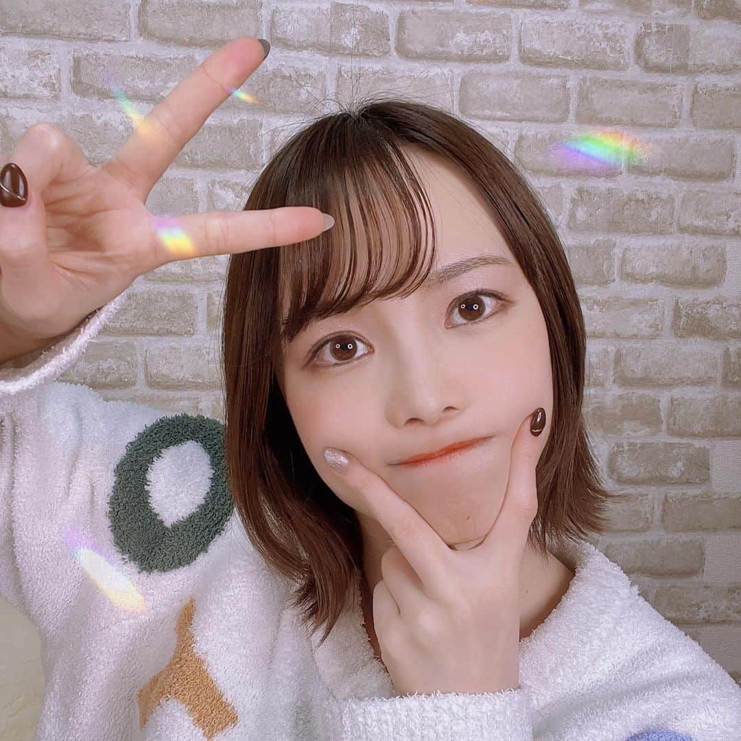 さくまみおのインスタグラム：「え〜ただいま2022年2月22日2:22をお知らせします。  昨日思いついたからパジャマでダブルピースくらいしか出来なかったけど、200年後はもっと盛大な写真を投稿しよう。  #2022年2月22日2時22分」