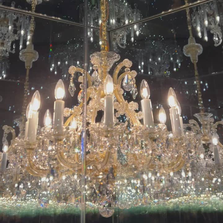 マーカスルプファーのインスタグラム：「ROTATING CRYSTALS  “Chandelier of Grief” #tatemodern #kusama」