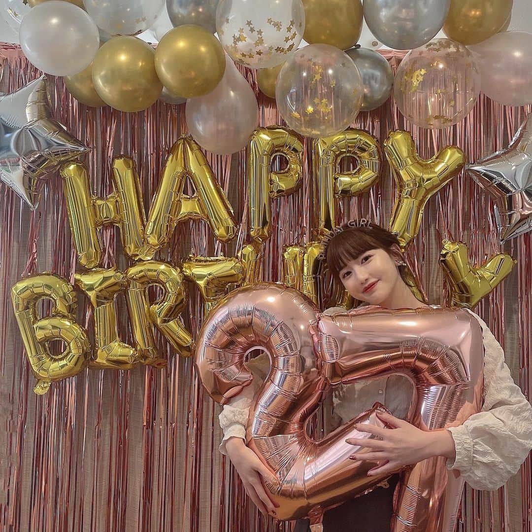 のインスタグラム：「27歳になりました🤍  dmとLineたくさんありがとうございました！ これからもよろしくお願い致します☺️✨  #19950221」
