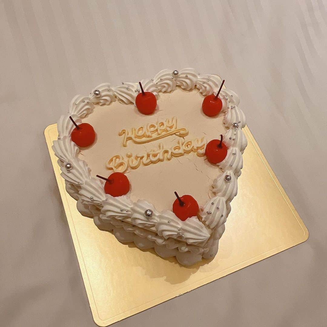 土屋怜菜（れいぽよ）さんのインスタグラム写真 - (土屋怜菜（れいぽよ）Instagram)「⁡ ⁡ お誕生日お祝いするのにオーダーメイドケーキ🧁🤎 自分でデザイン考えてる時って なんかめっちゃわくわくするのうちだけ？👀笑 可愛すぎるケーキ美味しくぺろりした😋🍴 ⁡ @cakewith_tokyo #cakewith_tokyo #オーダーメイド」2月21日 18時46分 - reipoyo_0411