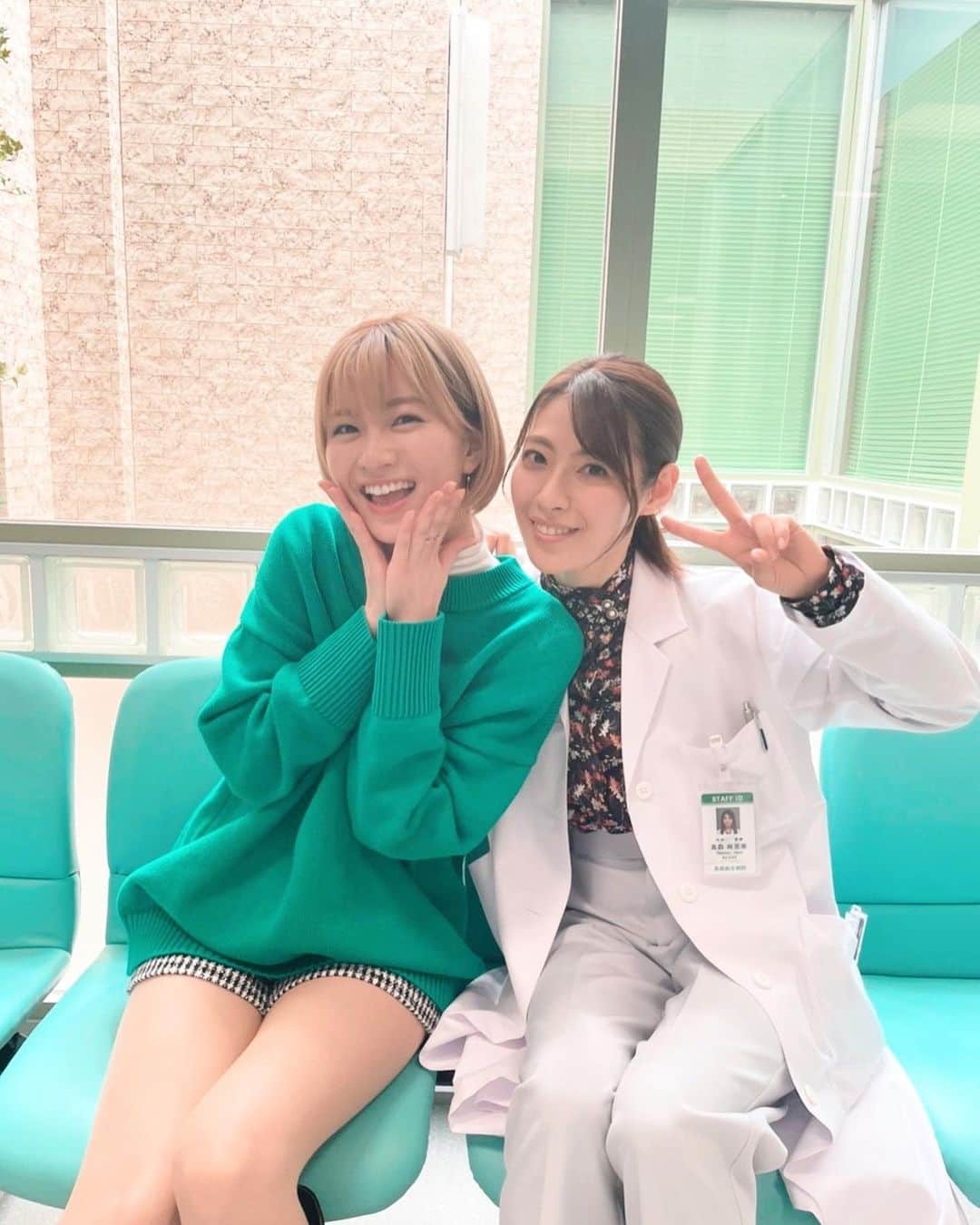 瀧本美織のインスタグラム：「ドクターホワイト本日6話です！早いものですね… 色々な愛の形が見えてくるかと思います。  普段なかなか会えない紗絵ちゃんと☺️元気いっぱいの笑顔に癒されてます🌈今若い子はどんなポーズするの？と聞いての、結局ピース✌🏻ポーズ難民なので今度美波ちゃんにも聞いてみよう😚  共演が多い勝地さん、楽しくてとっても頼りがいのある先輩です！夏樹先生がツボで大変です🥲💦  ぜひご覧くださいね✨   #ドクターホワイト」