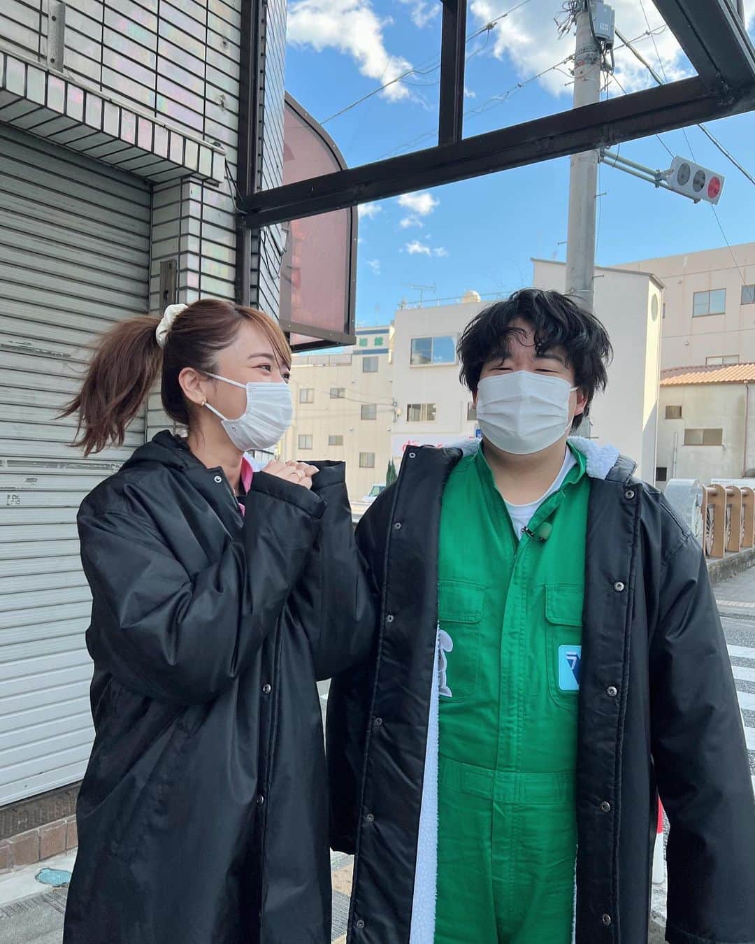近藤千尋のインスタグラム：「今日はお天気が最高のロケでした📺❤️ なぎぼぉくんはイヤイヤ言いながら 写真を撮ってくれます☺️笑 すごい温度差の写真😀笑 そして恒例のDIYロケでした💓 今週もラヴィット見てね🐰🐰🐰  梅の花がきれいに咲いていて 癒された〜✨(梅だよね？笑)  皆さんも月曜日お疲れ様でした☀️」
