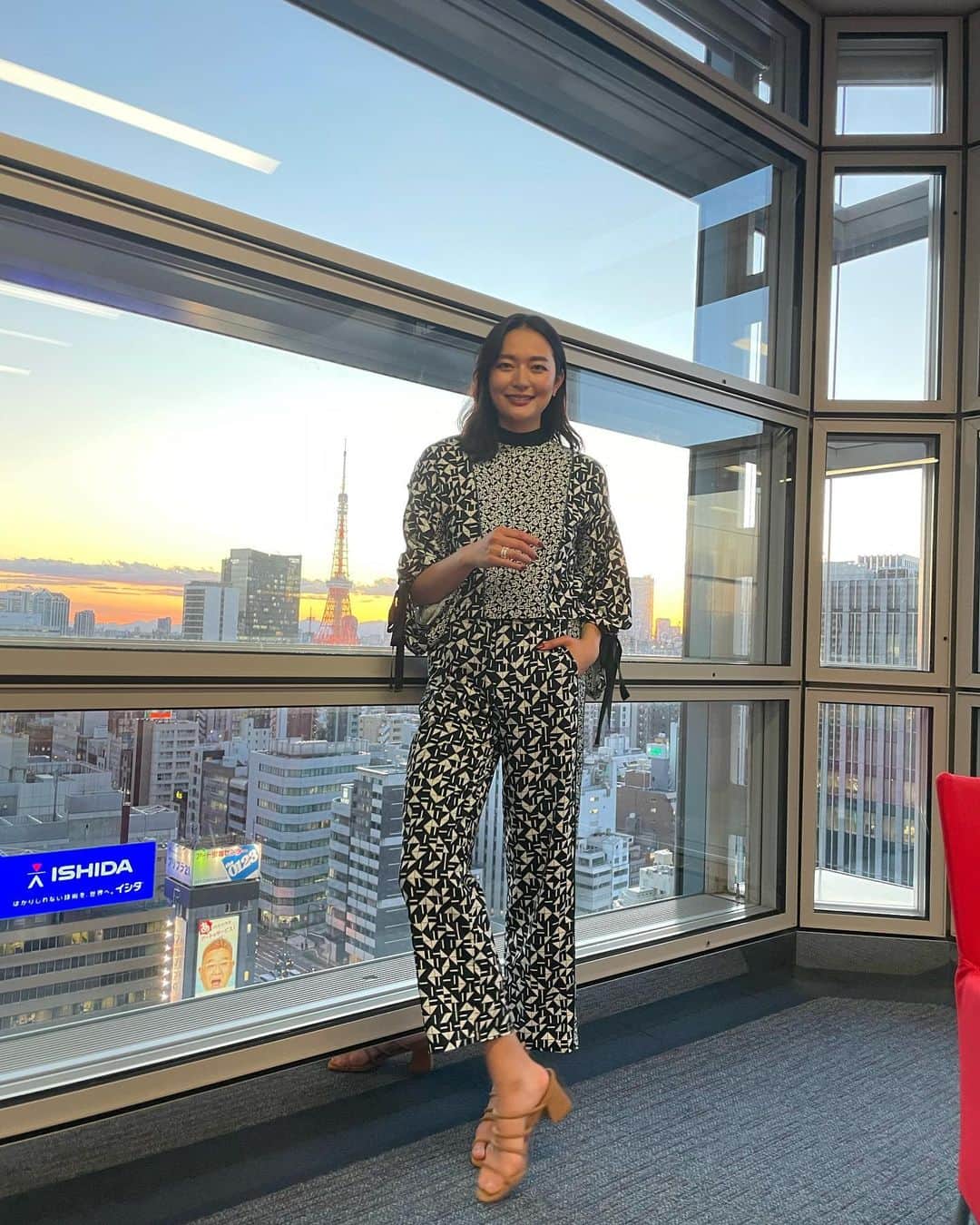 のインスタグラム：「TV recording day Nippon TV 📺  先日の収録衣装💙 奇跡的に東京タワーとの2ショット🗼 . 👗 @aula.aulaaila_official  💄　@hirotarena_  . #日本テレビ#景色#収録」