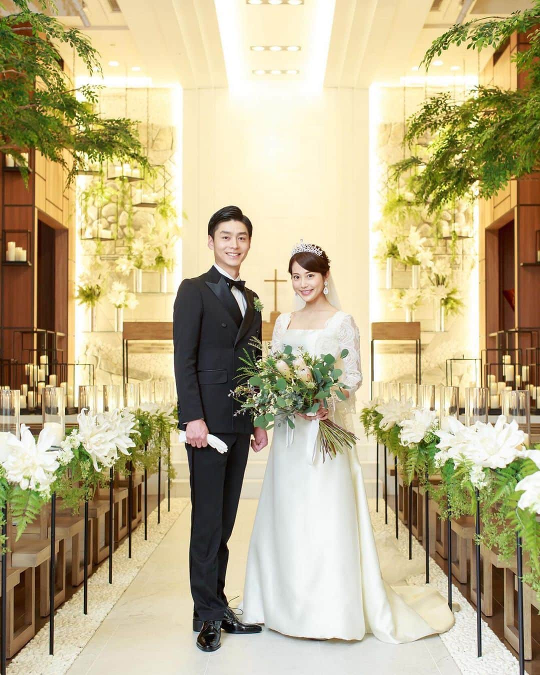 麻倉みなさんのインスタグラム写真 - (麻倉みなInstagram)「実は去年の今日、2021.2.21に結婚式を挙げてました。  2020年に挙げるつもりがコロナで2度の延期。  幸い感染者数も少なく、 2月なのにとても暖かい日に 父とバージンロードを一緒に歩くことが出来ました。 泣きながら歩くかと思ったら、 父が歩いてる最中話しかけてきたので 終始笑ってしまいました。  沢山の大切な人達に囲まれて とても幸せな日でした♡  #wedding #weddingdress #weddinghair #結婚式 #結婚式ヘアアレンジ #結婚式延期 #結婚式場 #表参道」2月21日 19時49分 - mina_aa1208