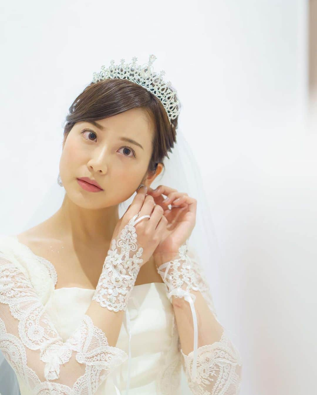 麻倉みなさんのインスタグラム写真 - (麻倉みなInstagram)「実は去年の今日、2021.2.21に結婚式を挙げてました。  2020年に挙げるつもりがコロナで2度の延期。  幸い感染者数も少なく、 2月なのにとても暖かい日に 父とバージンロードを一緒に歩くことが出来ました。 泣きながら歩くかと思ったら、 父が歩いてる最中話しかけてきたので 終始笑ってしまいました。  沢山の大切な人達に囲まれて とても幸せな日でした♡  #wedding #weddingdress #weddinghair #結婚式 #結婚式ヘアアレンジ #結婚式延期 #結婚式場 #表参道」2月21日 19時49分 - mina_aa1208