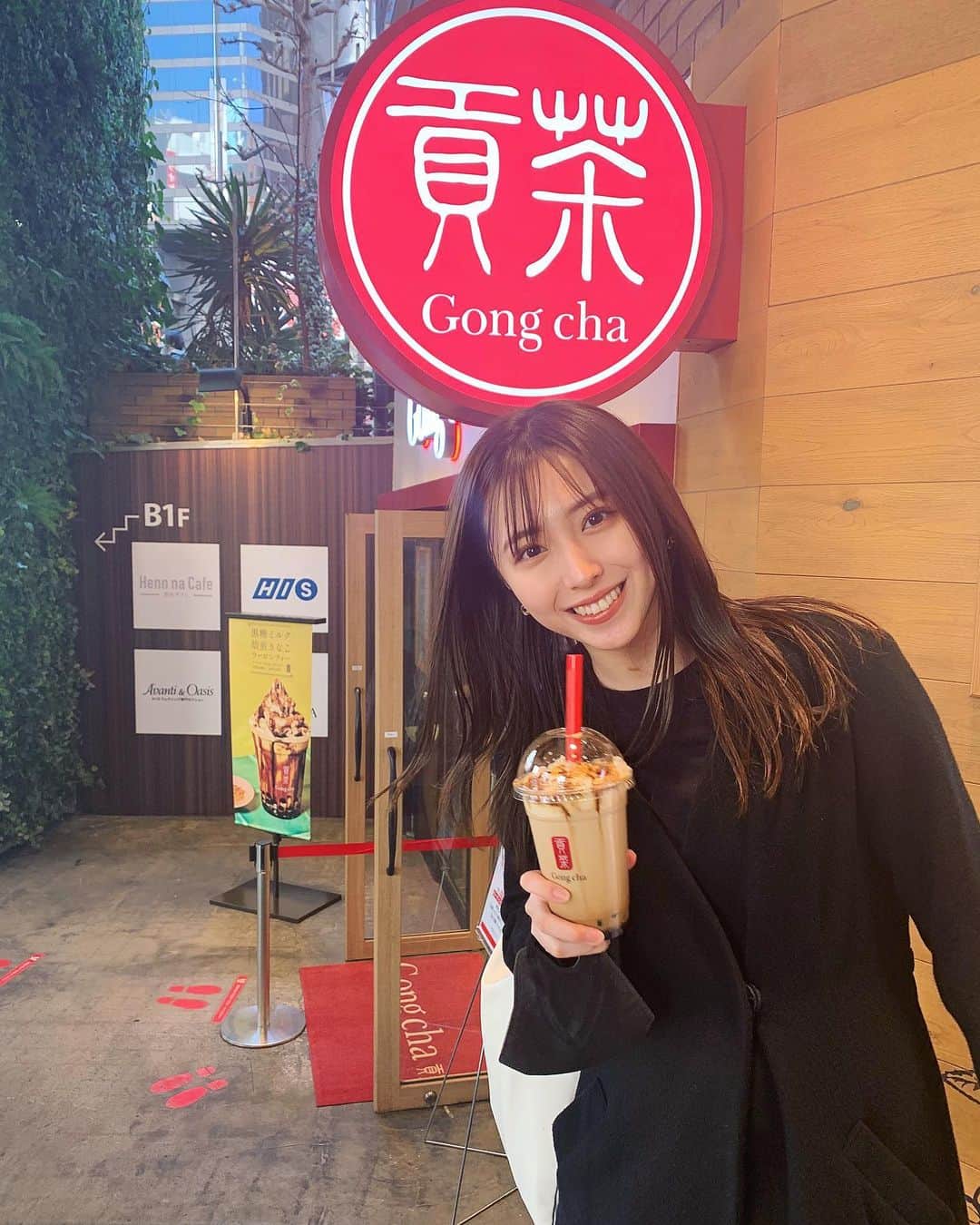 川上ジュリアのインスタグラム：「大好きな〈タピオカ〉と〈きなこ〉という無敵コラボ〜🧋❤️  ゴンチャ新作の期間限定フレーバー 【黒糖ミルク 焙煎きなこ ウーロンティー +パール +きなこホイップ】だよ！  氷無しの甘さ控えめの、 今回はICEDにしたけど こりゃHOTも絶対美味しいわ〜🥺👏🏻👏🏻  ご褒美タイムでしたっ❣️  ＼キャンペーン実施中〜📢！／ ゴンチャ更新アカウントをフォローして、 「#もりもりきなこ」が付いた投稿を ♡Twitterはリツイート ♡Instagramはストーリーズでシェアすると… お好みのトッピングをお一つプレゼントしてくれるよ🎁 →28日(月)まで！是非です〜☺️！ #ゴンチャ #もりもりきなこ #黒糖ミルク焙煎きなこ #貢茶 #gongcha #アジアンティー #台湾茶 #台湾茶カフェ #pr @gongcha_japan https://prtimes.jp/main/html/rd/p/000000082.000048503.html」