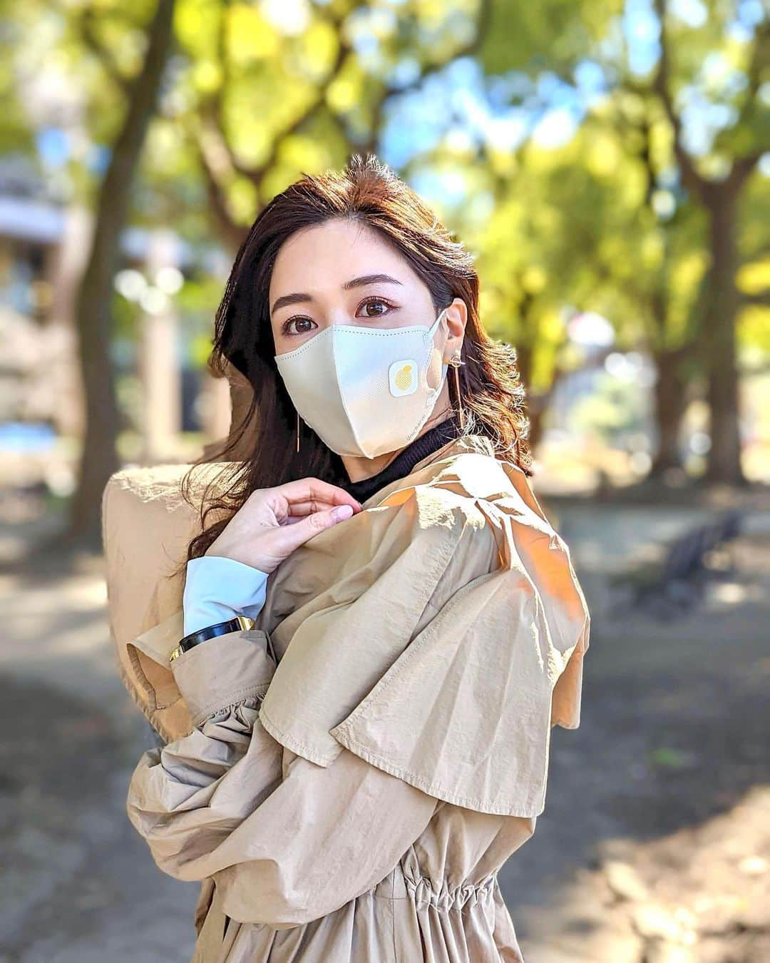 石井里奈さんのインスタグラム写真 - (石井里奈Instagram)「こんばんは💕 . もう2年に続くマスク生活😷 マスクをつける中でも、マスクでオシャレしたり色々楽しみたいですよね🌸 . そんな中でおすすめのアイテムがこれ❤️ マスクに貼るアロマ🌸 . マスクに貼るアロマシールなんだけど、本当に香りがいい香りで、つけてる時も癒される💕マスクのワンポイントにもなるから可愛い😚❣️ . 香りは、ベルガモット、ゆず、ペパーミント、クールミントの4種類💕 私はゆずの香りがお気に入り💛 ミント系の香りはスーッとするのでこれから花粉の季節などにはいいかも👍 . 本当いい香りで強すぎず、日常の中で自然と癒せる香りなのでぜひ試してみてね👍 . 今日からCMも流れるみたいだよ💕 . #マスクに貼るアロマ #アロマ #マスク #マスク女子 #マスクメイク #mask #aroma #癒し #マスクコーデ #リラックス #花粉症 #花粉症対策 #花粉症改善 #ミント #すっきり #爽快 #さわやか #ベルガモット #ゆず #ペパーミント #シール #小顔マスク #マスクアクセサリー #マスク生活 #マスク生活を楽しもう #マスク作り #感染防止対策 #アロマセラピー #アロマトリートメント #アロマシール」2月21日 20時14分 - ri7tin1025