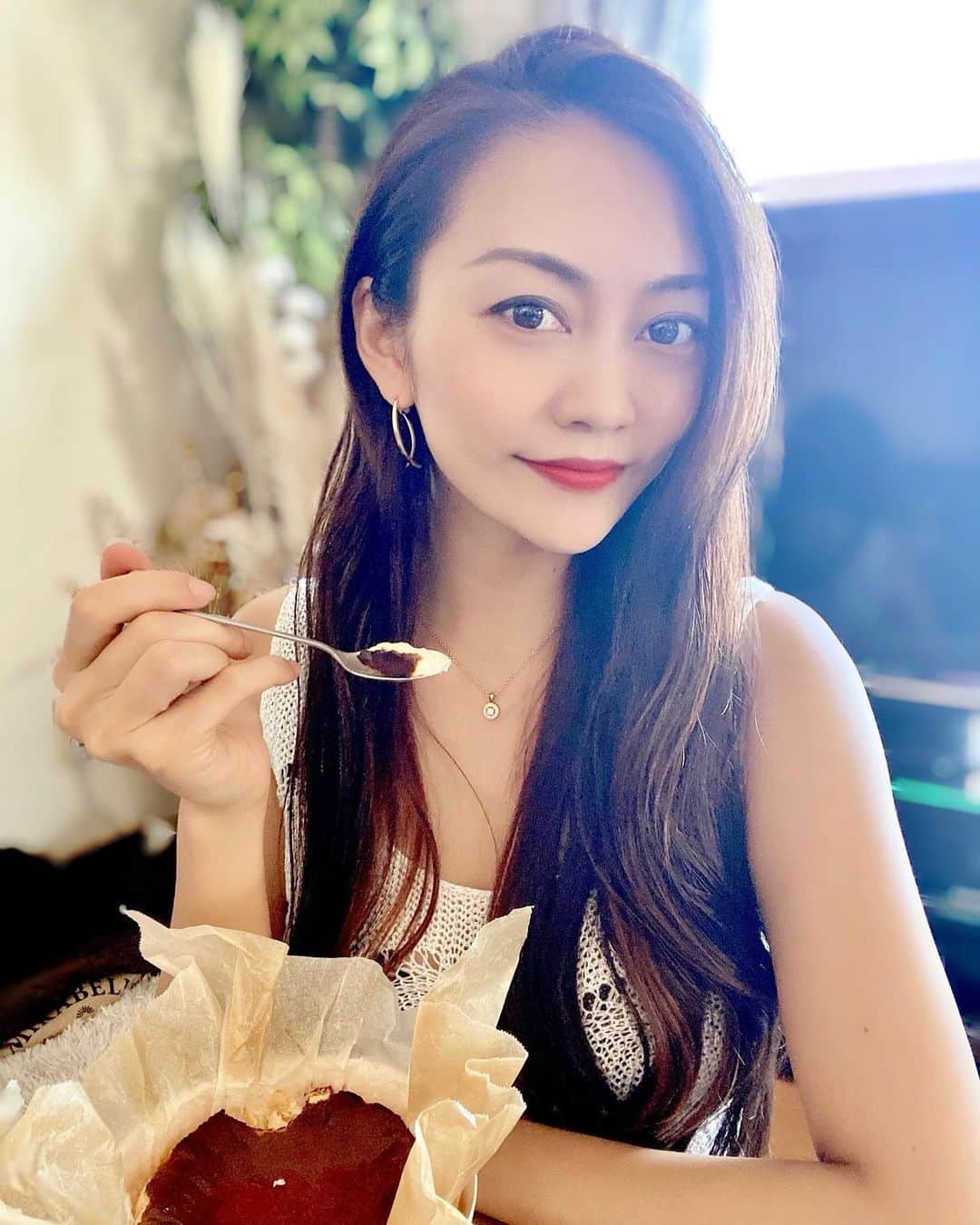 SAORIのインスタグラム：「最高に美味しかったので紹介💛 得意のお取り寄せスイーツ🤤 チーズケーキは色々お取り寄せしてるけど @po.tto の濃厚とろ生バスクチーズケーキは ふわっ😍とろっ😍としていて 口当たり滑らかで濃厚な後味が幸せ😚 大きさもプレゼントや贈り物にぴったり🎁 お店からのお便り💌も嬉しかった👍 ドライフラワー付いてるの😍おしゃん♡ 愛知の店舗に行くことあったら コーヒーのミルチーが食べたい🤤🤤 我が家の猫様も食べたそうでした♡  #豊田cafe #base #バスクチーズ #チーズケーキ #スイーツ #濃厚 #グルメ #potto #PR」
