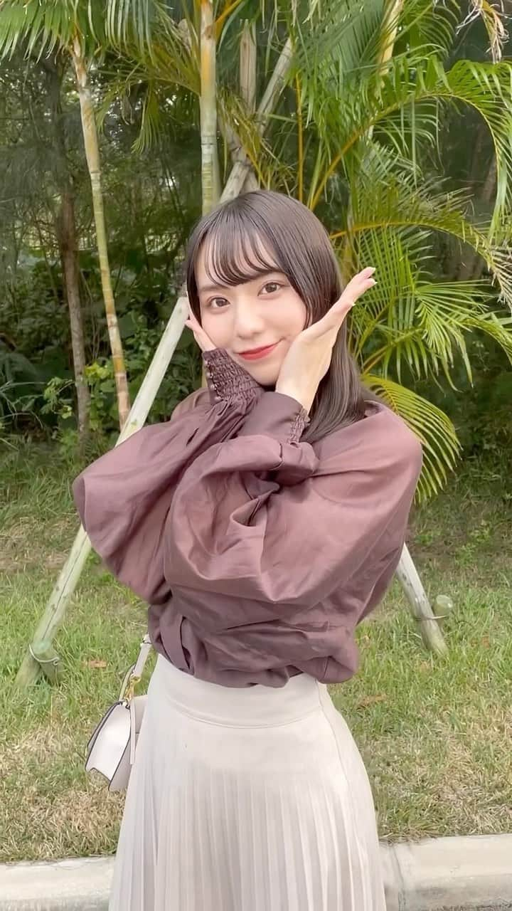 久村奈々子のインスタグラム：「・ なんの動画だろう👼🏻笑 カメラ向けられてとりあえずポーズしてる😮‍💨💭  #ブラウンコーデ #ブラウスコーデ #シアーブラウス #ベージュコーデ #冬コーデ #冬服コーデ #サロモ #サロンモデル #リール」