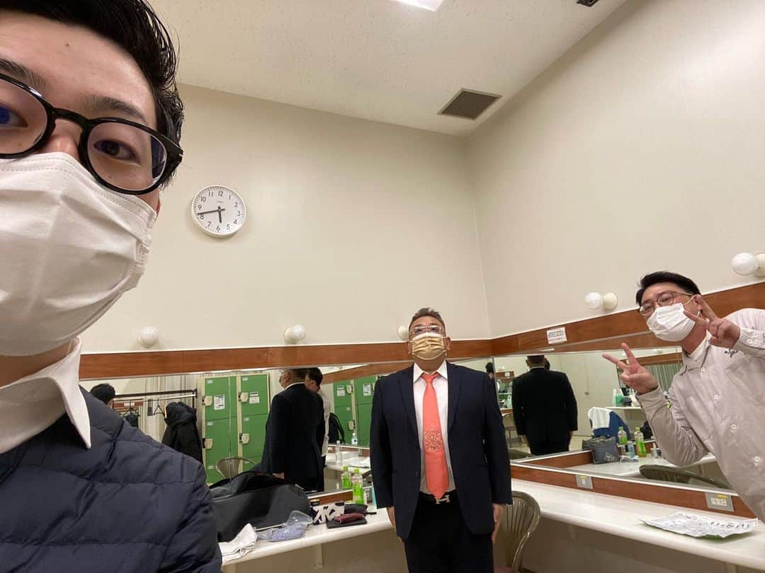  山本陽平のインスタグラム：「昨日は広島でお仕事させていただきました。広島市内観光したかったです😞 伊達さんとサイトウさんとのお写真と、調子をこききったしんいちさん...！！  広島最高でーす！！  #広島 #広島焼き食いたい」