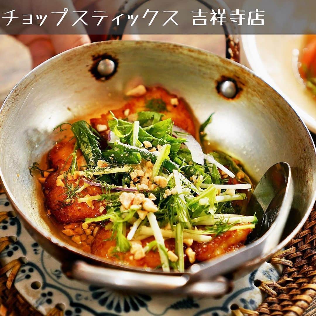 のインスタグラム：「.  「ワカコ酒 Season6」 第6夜「再会を祝して乾杯」  ■お店情報🍽 高円寺・吉祥寺にお店を構える『チョップスティックス』さん。 ベトナムの古民家を模した、カラフルだけど落ち着く可愛い店内。 生麺のフォーを始め、本格的なベトナム料理を、現地の屋台感覚で気取らずにいただけます。 ちょっぴり辛くて甘くて酸っぱい、本場ベトナムの味を堪能してみませんか？  ■お酒情報🍺 アルファ・エイティーン「フーダビール」  #ワカコ酒 #武田梨奈 #吉祥寺 #ベトナム料理 #wakakozake #와카코와술 #和歌子酒 #ひとり飲み #呑兵衛 #ぷしゅー」