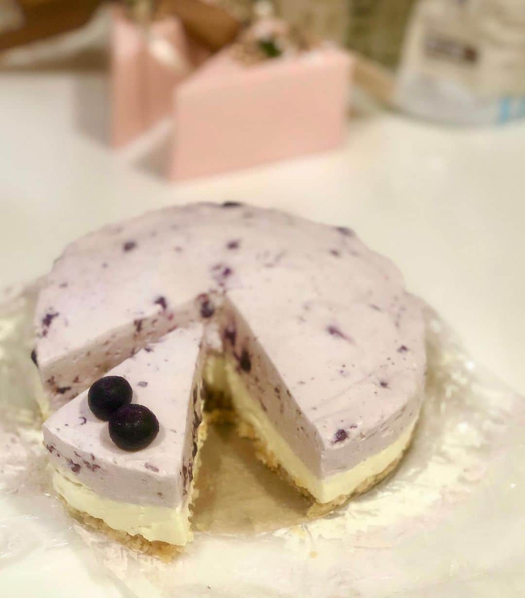のインスタグラム：「🧁 . 2月あるある。 バレンタインでスイーツ作ってから なにかとケーキを作りたくなる。 (継続性はなし) . 今の私に必要なのは ブレンダーだと気付いた レアチーズケーキ作りでした😂 メレンゲ作るのに何分かかったことか笑 . #ブルーベリーレアチーズケーキ #2層仕立てのチーズケーキ #スイーツ」