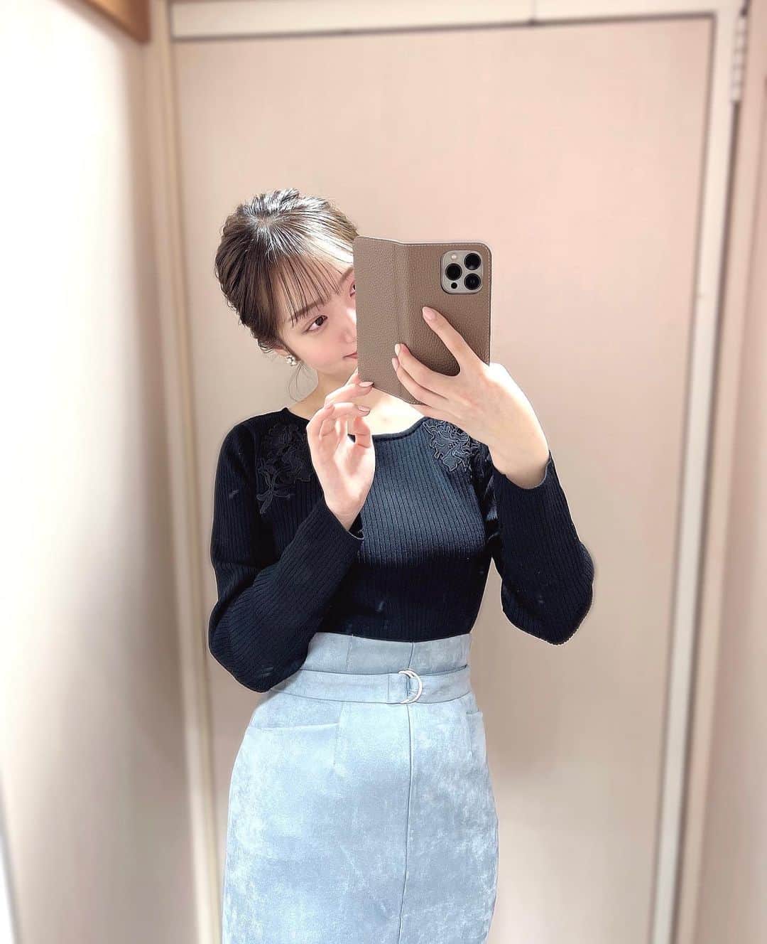 のインスタグラム：「こんばんは🌱  今週もスタートし 冬晴れの気持ちいい日でしたね☀️.°  でも周りの花粉症の皆が徐々に苦しみ始めています…笑  市販薬でもいいので 早めの対策が大事だそう！😷💊  良い日を過ごしましょう〜  ---------------- ニット、スカート @12twelveagenda さん❄️ ----------------  今週もよろしくお願いいたします😊🧡  #newsevery #centforce #セントフォース #刈川くるみ #衣装 #コーデ #ヘアアレンジ」