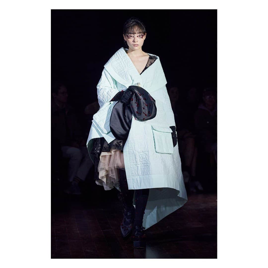 のインスタグラム：「Simone Rocha AW22 🦢✨💓」
