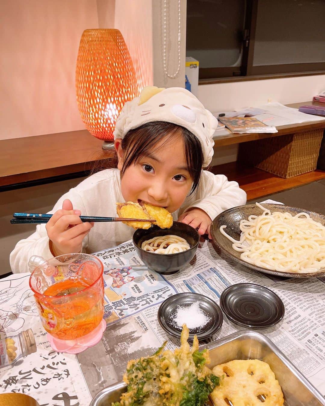 みきママさんのインスタグラム写真 - (みきママInstagram)「【5分でスーパー天ぷらです！！】  私の天ぷらは、最強の天ぷら衣です✨衣に卵をいれず、お酢を入れるから冷めてもサクサクです✨しかも油跳ねが少ない✨市販の天ぷら衣と食べ比べてみたけれど、家族はこのスーパー天ぷらが1番だって😄😄😄  完食本にスーパー天ぷらが載っているので、ぜひ一度作ってみてください❗️お酢はレシピ通り入れていただければ、熱で酸味が飛ぶので酸っぱくないですよ〜  後はテーブルの上で揚げればいいから、材料を用意するだけで5分で完成です👍👍👍  みんな「サクサク〜」ってさ。天ぷら人気だな。  お腹いっぱいで眠いね〜‼️はる兄は塾なので、冷めてもサクサクの天ぷら揚げておきました😆😆😆  すまん、はる兄、先寝るぞ。  #みきママ　#天ぷら　#完食本」2月21日 21時44分 - mikimama_official