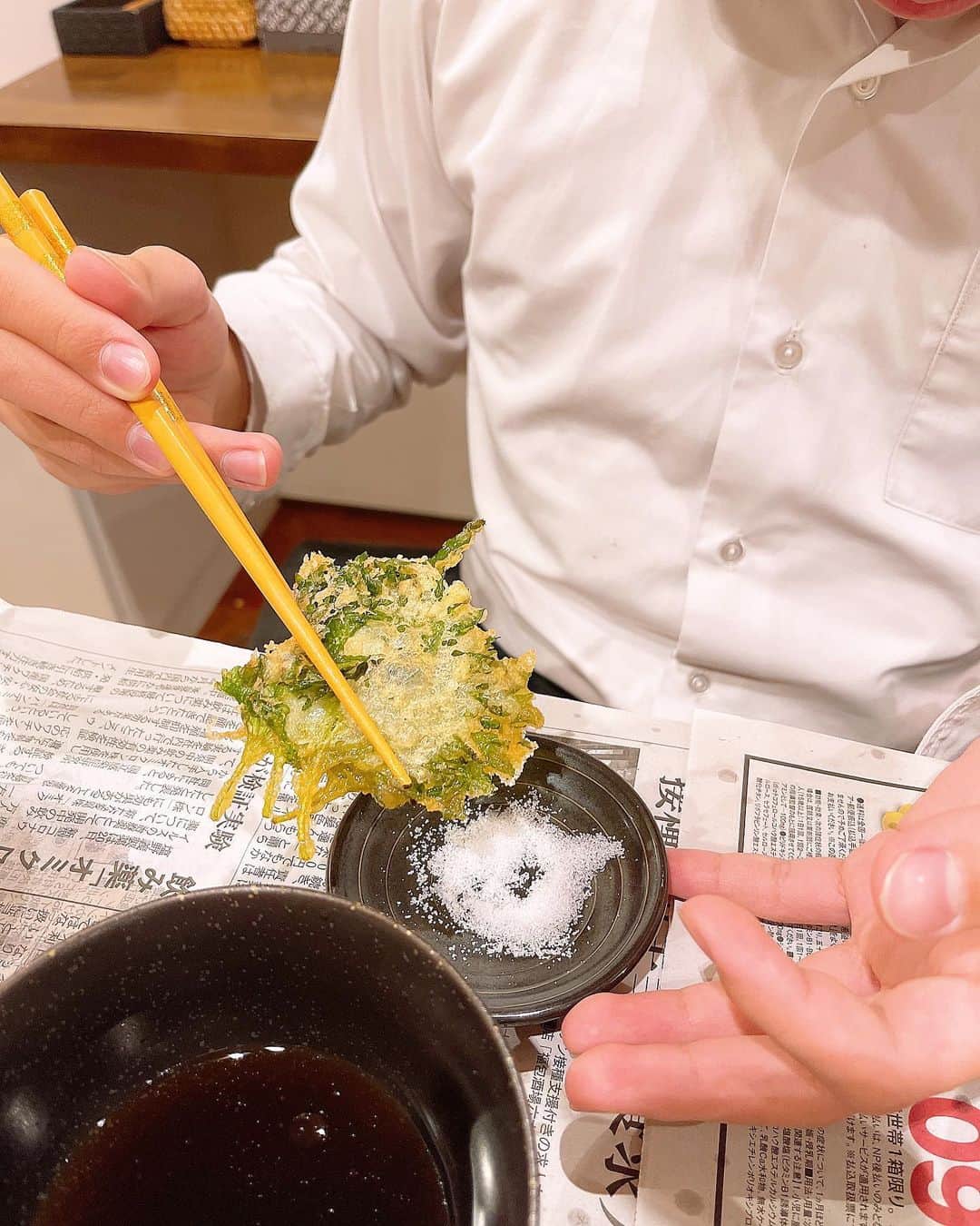 みきママさんのインスタグラム写真 - (みきママInstagram)「【5分でスーパー天ぷらです！！】  私の天ぷらは、最強の天ぷら衣です✨衣に卵をいれず、お酢を入れるから冷めてもサクサクです✨しかも油跳ねが少ない✨市販の天ぷら衣と食べ比べてみたけれど、家族はこのスーパー天ぷらが1番だって😄😄😄  完食本にスーパー天ぷらが載っているので、ぜひ一度作ってみてください❗️お酢はレシピ通り入れていただければ、熱で酸味が飛ぶので酸っぱくないですよ〜  後はテーブルの上で揚げればいいから、材料を用意するだけで5分で完成です👍👍👍  みんな「サクサク〜」ってさ。天ぷら人気だな。  お腹いっぱいで眠いね〜‼️はる兄は塾なので、冷めてもサクサクの天ぷら揚げておきました😆😆😆  すまん、はる兄、先寝るぞ。  #みきママ　#天ぷら　#完食本」2月21日 21時44分 - mikimama_official