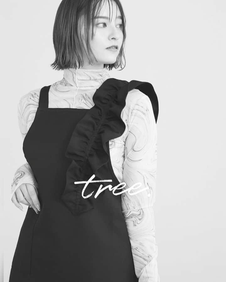 埜藤理恵のインスタグラム：「@tree01official  発売から1ヶ月がすぎましたが 本当にたくさんの方にご注文いただき ありがとうございました！🙇🏻‍♀️✨  ご愛用いただいている方からのお声や リピートしていただけた方もいて、 とてもうれしいです🥲♡ 本当に着てるとときめくんですよ コンビニ行くのもフラッと 着ていっちゃうくらい♡  人気カラーはブラウンですが、 割とネイビーが私的に推しカラーで スタイリッシュな感じが出て 春夏は白のトップスにデニムにネイビーとか 絶対可愛い気がする☺️  私自身も エプロン1つで作業もワクワクした 気持ちになるんだな〜と身をもって実感しています。 @tree01official は この先他のデザインのエプロンの展開も 考えているので 楽しみにしていてくださいね☺️  ⇩ぜひフォローお願いします⇩ @tree01official」