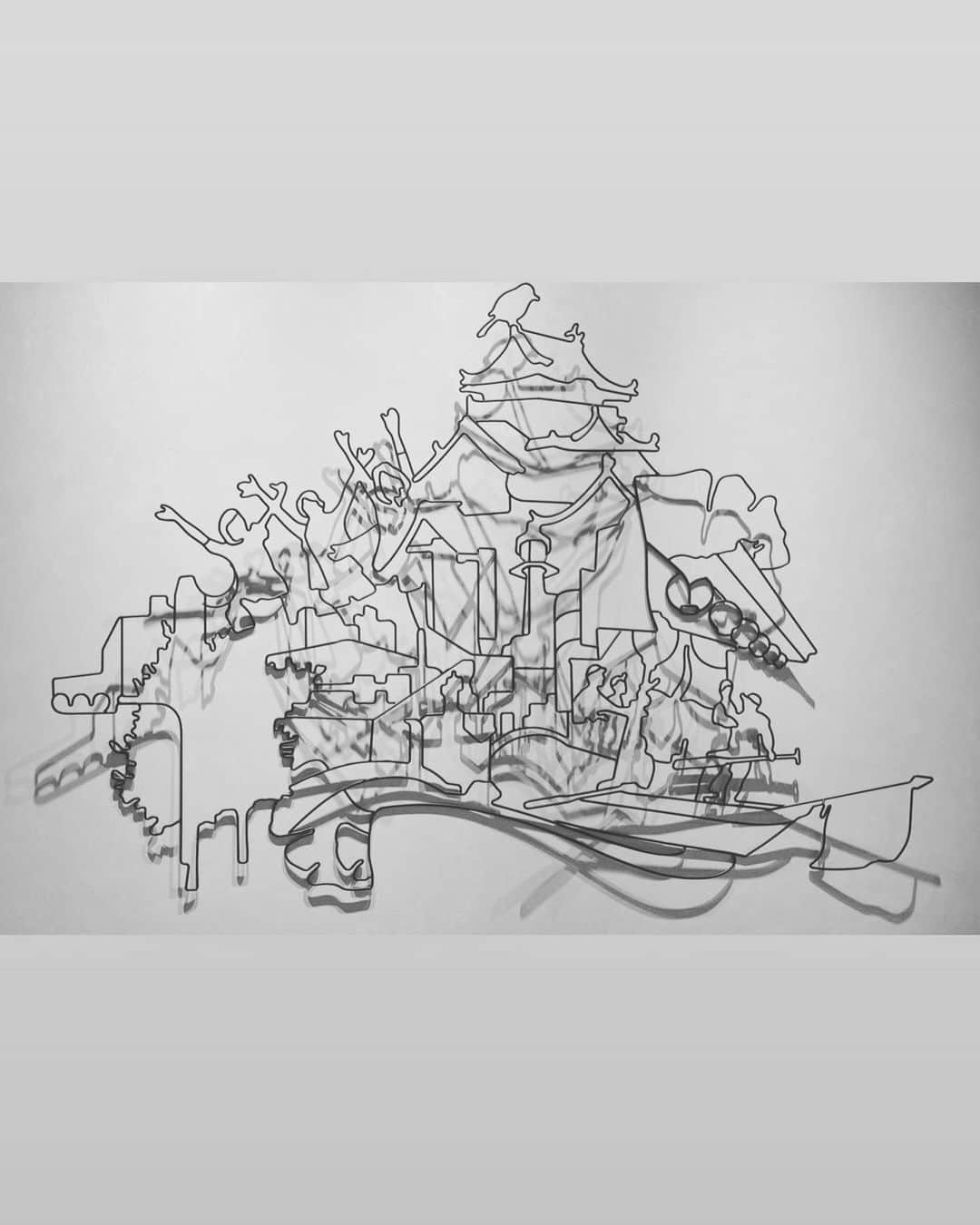 渡辺由布子のインスタグラム：「✏︎〰︎  このワイヤーアート、何が見えますか？ ヒントは大阪。  今年宿泊した関西エリアのホテル５軒目は、ホテルヴィスキオ大阪。  2020年に続き2回目の訪問の理由は、好立地とコスパの良さ。 いろいろ巡るものの、結局リピートするのは使い勝手の良いところ。  コインランドリーとラウンジスペースを備え、出張者/長期滞在/ワーケーション使いに最適◎ 大阪名物の串揚げやタコ焼き🐙に、焼き立てのピンサ🍕などイタリアンを融合した充実の朝食ビュッフェもまた、リピーターが多い理由のひとつ。  今回利用したプティリュクスな宿泊プランは、ウェルカムドリンクとしてスパークリングワイン🥂でお出迎え。  さらにホテルから徒歩圏内にある「POLA THE BEAUTY 梅田店」にて、フェイシャルエステ💆‍♀️無料体験付き！ポーラ最先端の美容成分とオールハンドの手技で、透明感溢れるふっくらハリのある美肌に。  おトク感満載な滞在に大満足！なるほど、コロナ禍でも稼働が高いホテルとはこういうことか。  📸 01: ホテルのシンボル的なワイヤーアート by @masayuki__kishimoto 🎨 02: 日伊融合した朝食ビュッフェ🇯🇵🇮🇹 03: 受賞歴のあるシェフが作る朝食レストラン「ヴェルデ・カッサ」🍽 04: 開放感ある近未来的なホテルエントランス🏨 05: ツインルーム&POLAのフェイシャルエステ💆‍♀️ 06: ウェルカムスパークリングワインでアペリティフタイム🥂 07: 天気の良い日は中庭で、寒い日は室内で。快適なワークスペース🖥 08: 大阪名物串揚げを朝食で🍖 09: 2018年梅田に堂々OPEN！バスターミナルからすぐ 10: ホテルツアー🎥  #大阪ホテル #ホカンス大阪 #ご褒美エステ #ホテルステイ #ワーケーション #ホカンス #長期滞在 #ワイヤーアート #hotelstay #socialport #workcation #longstay #art #artwork   アクセス★★★ コスパ ★★★ 一人旅★★★ ビジネス★★★ 女子旅★★★ カップル★★⭐︎ ファミリー★★⭐︎  🏷 Hotel Vischio Osaka by Granvia  📍 @hotel_vischio_osaka (#ホテルヴィスキオ大阪 ) 💆‍♀️ @polathebeauty_umeda (#POLATheBeauty ) 🗾 #OSAKA (#大阪 ) 🌎 #🇯🇵 (#日本 )」