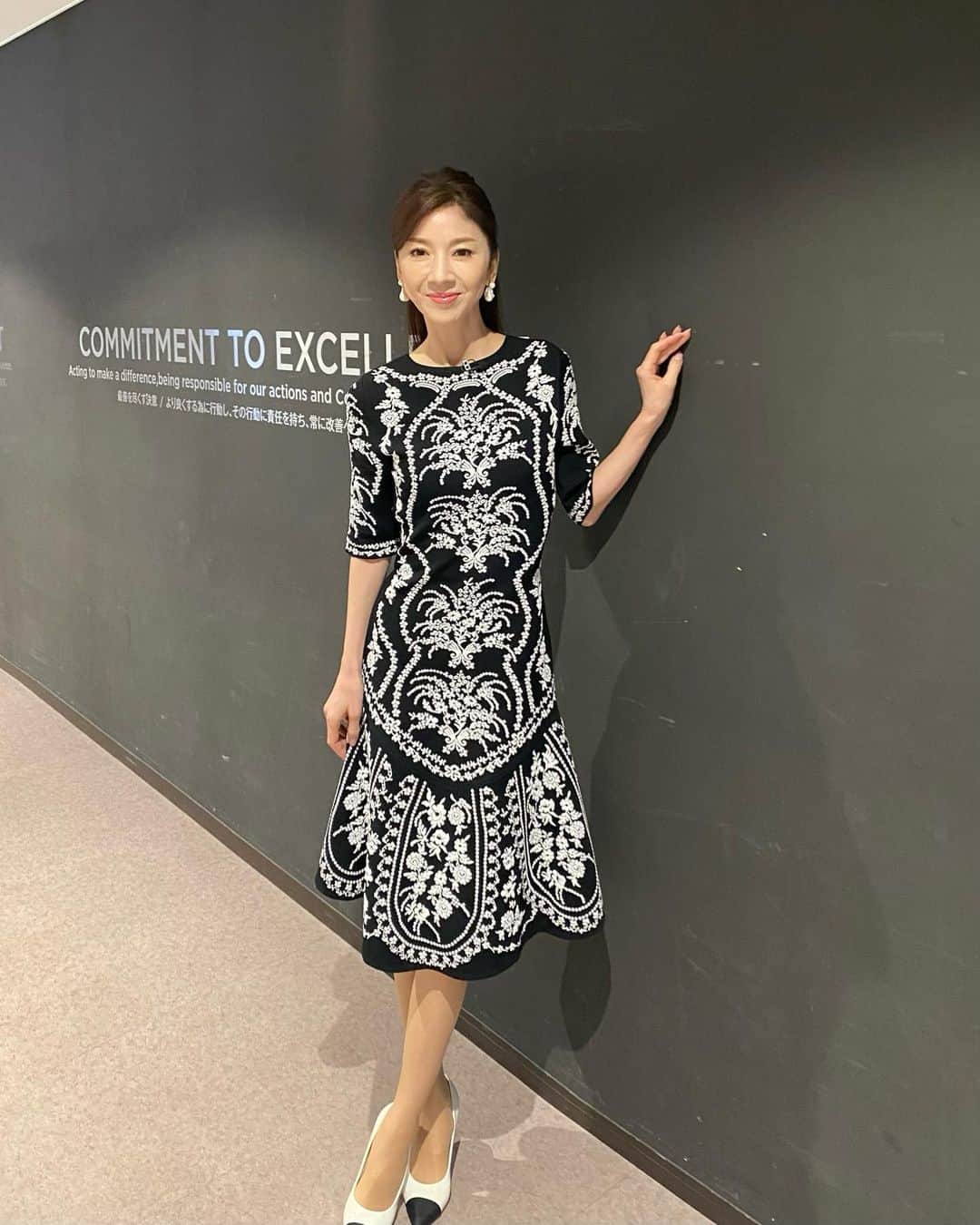 君島十和子さんのインスタグラム写真 - (君島十和子Instagram)「数年前の Oscar de la Renta  ボンディングニット素材の為 トランクにギュウ詰めにしても😅全くシワにならずに華やかなので 松本市や広島市を初め 各地のイベントやトークショーでたくさん着たなぁ💗  今も愛して止まない1着  春、間近… また皆様にお会い出来る日が 早く来ますように。。。  #ftcbeauty #ftcaoyama #君島十和子」2月21日 22時04分 - ftcbeauty.official