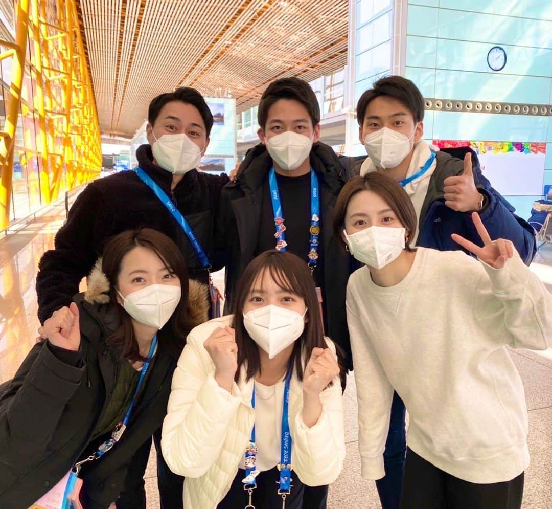 フジテレビアナウンサーのインスタグラム：「. 堀池です！ 北京五輪、17日間の熱戦に幕が下ろされました。 ⁡ 厳しい制限や様々な不安がある中で始まった今大会。 しかし今振り返ると、選手の熱い想いや素晴らしいプレーの数々、冬の五輪の面白さをたくさん感じることができ、かけがえのない時間を過ごすことができました！ ⁡ 各国選手および関係者の皆さん、感動をありがとうございました！ ⁡ 私たちアナウンサー陣も無事に帰国し、これから隔離生活に入ります🏠 ⁡ #フジテレビアナウンサー #今湊敬樹 #内田嶺衣奈 #木村拓也 #藤本万梨乃 #堀池亮介 #宮司愛海 #北京五輪 #中国出国前の一コマ」