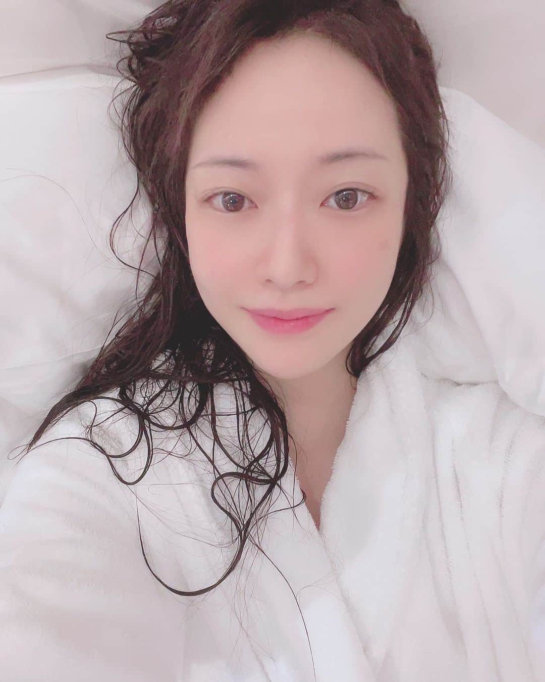 のインスタグラム：「😪 今日もお疲れ様でした🧜🏻‍♀️💕  ✨ぎゅーっnight🌟✨✨ 🥱😪😴夢でね〜☺️❣️  #吉山りさ #モデル #バスローブ 買った 場所とるし乾き遅い😎💦笑 でも好き🥰 #フリーランスモデル #フリーモデル   #美容 #美肌ケア #model #Japanese #バスタオルモデル #温泉 #温泉ソムリエ #お酒 #お風呂 #温泉モデル #温泉女子 #hotsprings #bañarse #모델 #pr #インフルエンサー #onsen #出張撮影」