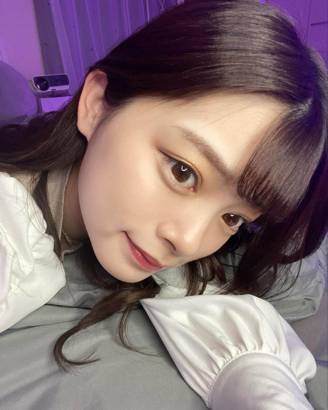 高須賀友香のインスタグラム：「こちら顔面です。 メイクいい感じになったのにまつ毛のメイク忘れてて今気付きました泣  私永遠に化粧品難民なんやけど特にマスカラが定まらんくて今はメイベリン使ってるんやけどこのマスカラめっちゃいいよってやつあれば教えて欲しい👼🤍 ボリュームタイプじゃなくてロングタイプで！！派手にならずにナチュラルになるやつで！(注文が多い)   #アイドル  #メイク  #アイメイク」