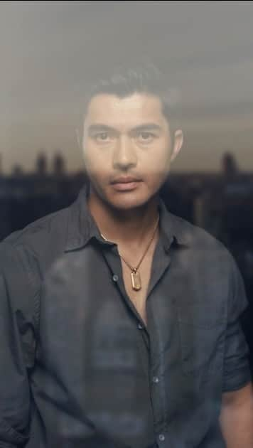 デビッドヤーマンのインスタグラム：「Introducing our new Men's campaign “Come Closer” with Henry Golding, father, actor and advocate.​​  Shot in our hometown of New York City, the campaign celebrates connection and closeness.​  ​ #DavidYurman #HenryGolding​  Directed by @nathan_copan  Styled by @georgecortina  Shot at @rosewoodthecarlyle」