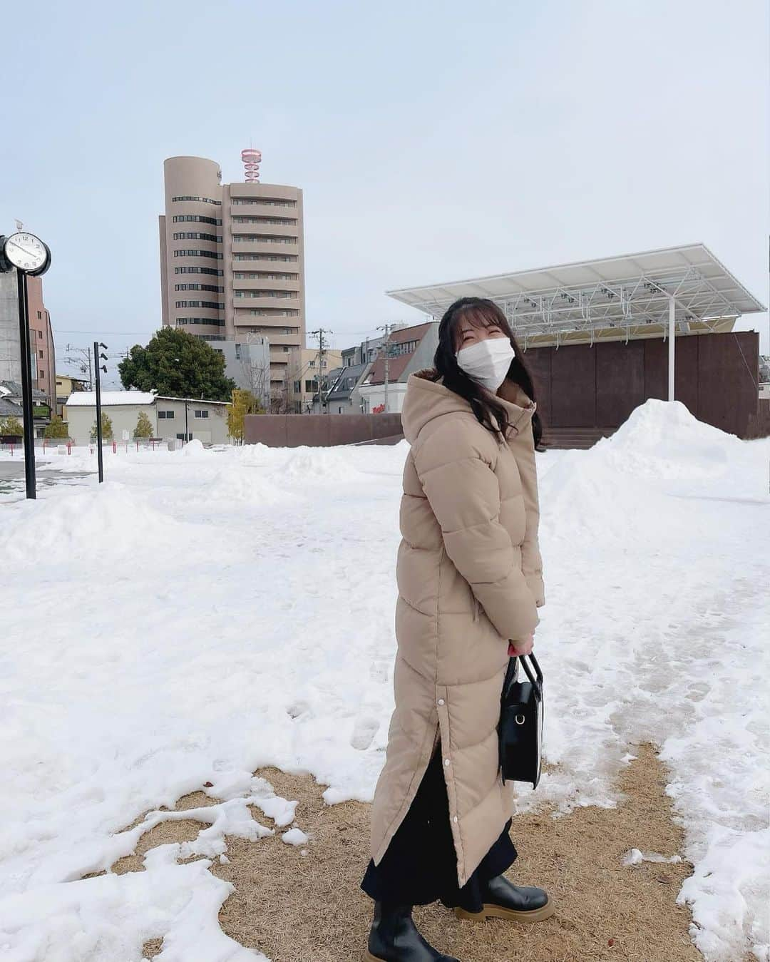 関根ささらさんのインスタグラム写真 - (関根ささらInstagram)「海なし県だし雪もあまり降らないので、 海と雪は見るとテンション上がってしまう⛄️❄️  (でも寒いのと砂浜の砂が水着の中に入るのは苦手、笑) . . 信州遠征したときに、長野駅から善光寺に向かう途中にあった広場が一面真っ白でした❄️⛄️(たぶん普段は公園のはず⛲️)(このステージで今からライブする？って話してた)(寒すぎて踊れません) . . 凍えるほど寒いのを予想して、信州遠征のために買っためちゃくちゃ暖かいダウンコートとH&Mのブーツがとても役立ちました🥾寒さ知らず！とはいえ寒すぎた🤣👏🏻💗 . . また長野行きたいなぁ🍎 最後の写真笑いすぎだなぁ☺️☺️♡ . . #長野 #nagano #信州 #信州ブレイブウォリアーズ #Bリーグ #雪 #雪景色 #smile #snowing #snow #snowday #笑顔 #旅の思い出」2月21日 23時23分 - sasarasekine