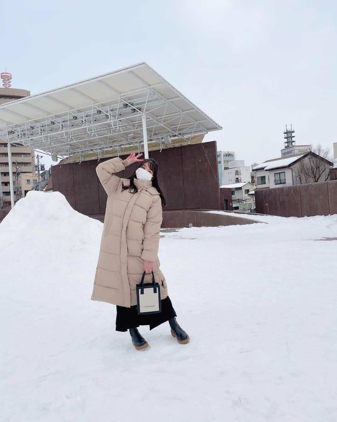 関根ささらさんのインスタグラム写真 - (関根ささらInstagram)「海なし県だし雪もあまり降らないので、 海と雪は見るとテンション上がってしまう⛄️❄️  (でも寒いのと砂浜の砂が水着の中に入るのは苦手、笑) . . 信州遠征したときに、長野駅から善光寺に向かう途中にあった広場が一面真っ白でした❄️⛄️(たぶん普段は公園のはず⛲️)(このステージで今からライブする？って話してた)(寒すぎて踊れません) . . 凍えるほど寒いのを予想して、信州遠征のために買っためちゃくちゃ暖かいダウンコートとH&Mのブーツがとても役立ちました🥾寒さ知らず！とはいえ寒すぎた🤣👏🏻💗 . . また長野行きたいなぁ🍎 最後の写真笑いすぎだなぁ☺️☺️♡ . . #長野 #nagano #信州 #信州ブレイブウォリアーズ #Bリーグ #雪 #雪景色 #smile #snowing #snow #snowday #笑顔 #旅の思い出」2月21日 23時23分 - sasarasekine