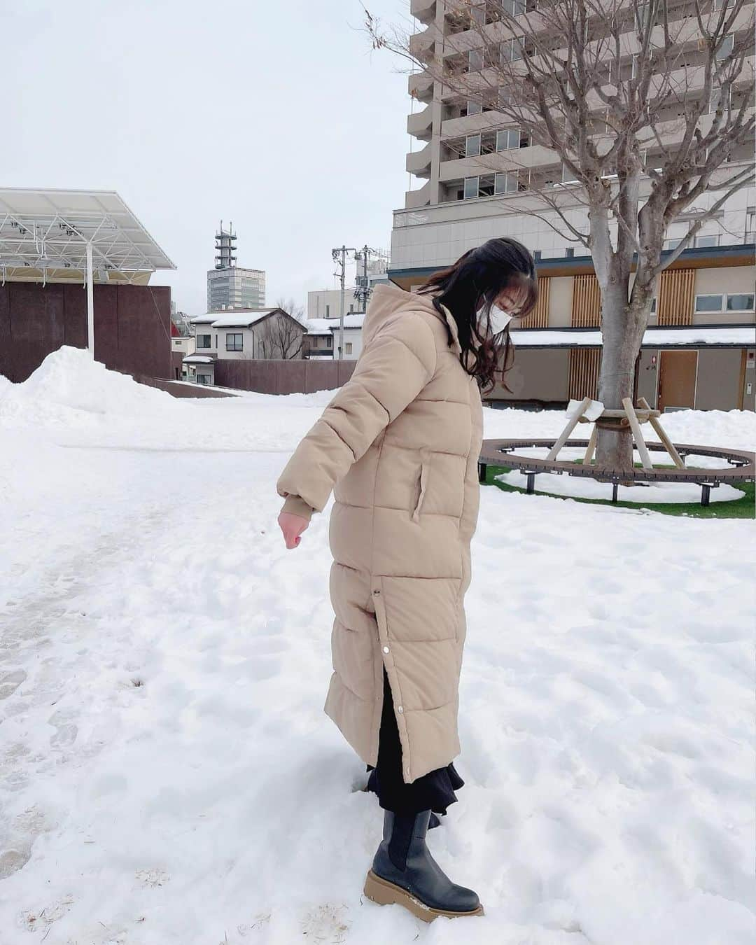 関根ささらさんのインスタグラム写真 - (関根ささらInstagram)「海なし県だし雪もあまり降らないので、 海と雪は見るとテンション上がってしまう⛄️❄️  (でも寒いのと砂浜の砂が水着の中に入るのは苦手、笑) . . 信州遠征したときに、長野駅から善光寺に向かう途中にあった広場が一面真っ白でした❄️⛄️(たぶん普段は公園のはず⛲️)(このステージで今からライブする？って話してた)(寒すぎて踊れません) . . 凍えるほど寒いのを予想して、信州遠征のために買っためちゃくちゃ暖かいダウンコートとH&Mのブーツがとても役立ちました🥾寒さ知らず！とはいえ寒すぎた🤣👏🏻💗 . . また長野行きたいなぁ🍎 最後の写真笑いすぎだなぁ☺️☺️♡ . . #長野 #nagano #信州 #信州ブレイブウォリアーズ #Bリーグ #雪 #雪景色 #smile #snowing #snow #snowday #笑顔 #旅の思い出」2月21日 23時23分 - sasarasekine