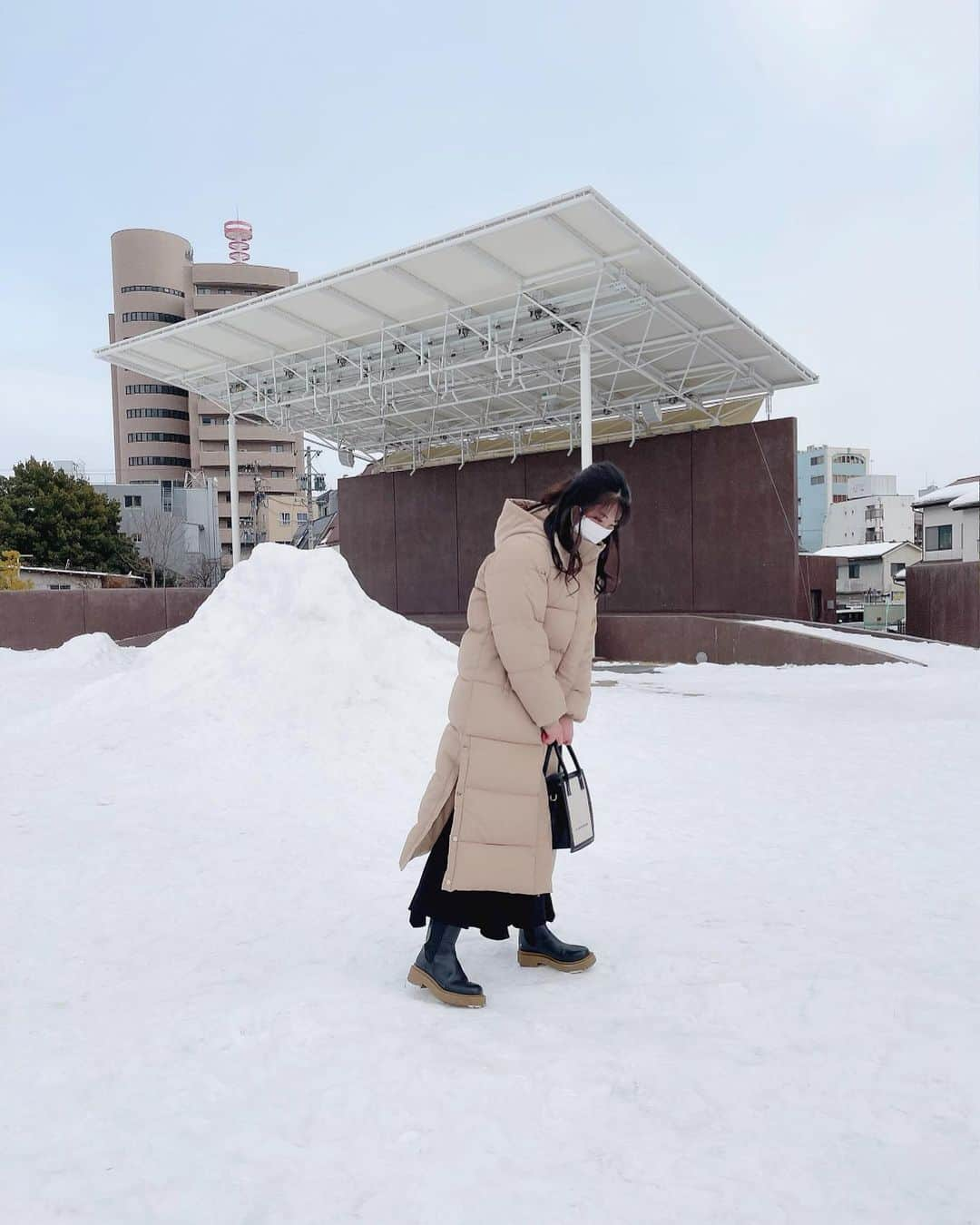 関根ささらさんのインスタグラム写真 - (関根ささらInstagram)「海なし県だし雪もあまり降らないので、 海と雪は見るとテンション上がってしまう⛄️❄️  (でも寒いのと砂浜の砂が水着の中に入るのは苦手、笑) . . 信州遠征したときに、長野駅から善光寺に向かう途中にあった広場が一面真っ白でした❄️⛄️(たぶん普段は公園のはず⛲️)(このステージで今からライブする？って話してた)(寒すぎて踊れません) . . 凍えるほど寒いのを予想して、信州遠征のために買っためちゃくちゃ暖かいダウンコートとH&Mのブーツがとても役立ちました🥾寒さ知らず！とはいえ寒すぎた🤣👏🏻💗 . . また長野行きたいなぁ🍎 最後の写真笑いすぎだなぁ☺️☺️♡ . . #長野 #nagano #信州 #信州ブレイブウォリアーズ #Bリーグ #雪 #雪景色 #smile #snowing #snow #snowday #笑顔 #旅の思い出」2月21日 23時23分 - sasarasekine