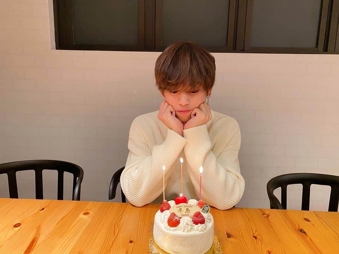 冬馬さんのインスタグラム写真 - (冬馬Instagram)「皆様、誕生日のお祝いメッセージ🎂そしてCountdown TV❤️‍🔥をご覧になってくださり誠にありがとうございました。 僕にとって、メンバーにとって、THmeにとって素敵な１日になれて僕は嬉しい気持ちでいっぱいです。 この気持ちを文章にするのに時間がかかってしまいそうで、でも日にちが変わる前に投稿したくて。。先に写真だけシェアします。 文章が出来上がったら改めてまたこの投稿に追加しますね！  [2/23更新]  皆様、 ２月２１日をもって２４歳になりました。 僕にとって特別そしてとても素敵な１年でした。 アーティストになれたこと、新しい仲間達に出会えたこと、トマダチ・トマプそして今ではTHmeの皆さんに出会えたこと、その大切な人たちと誕生日を祝えたことが何よりも幸せです。 THmeとは初Birthday Celebrationですね☺️ 渋谷・名古屋・大阪・そしてジャカルタの誕生日広告、誕生日Book、植林活動の「Toma Birthday Forest」、NGO団体への寄付活動など本当にありがとうございます。 言葉に表せない程、感動と嬉しい気持ちでいっぱいです。 嬉しい気持ちでいっぱいすぎて、こんなに皆さんからの愛を頂いても大丈夫なのかなと一瞬考えてしまいました。 皆さんに出会えたこと、僕の人生の中に皆さんという存在がいてくれること、心で繋がれたこと、それが僕にとって1番幸せな贈り物です。 「永遠の愛」というワードを昨日、曲を作っている際に頭の中にパッと出てきました。前まで、中々永遠の愛というワードを口にすることがありませんでしたが、皆さんに出会えてから本当に永遠の愛が存在するのだなと実感しました。 これ言葉にするの恥ずかしすぎますね笑。 ファンミやヨントンなどで、皆さんが笑顔でいる姿を見るたびに、心が温かくなってこの笑顔を一生守りたいと思いました。そして、まだ実際に会っていない方も、メッセージや心で繋がっていることは確かなので、これからも皆さんが笑顔でいられるように、沢山のメッセージとパワーを発信しますね。 まだまだ未熟である冬馬ですが、これからも皆さんから頂いたパワーを大切にして、夢に向かって努力して参ります。  Thank You Always :)  BIG LOVE - 冬馬❤️‍🔥」2月21日 23時41分 - tomanakamura_